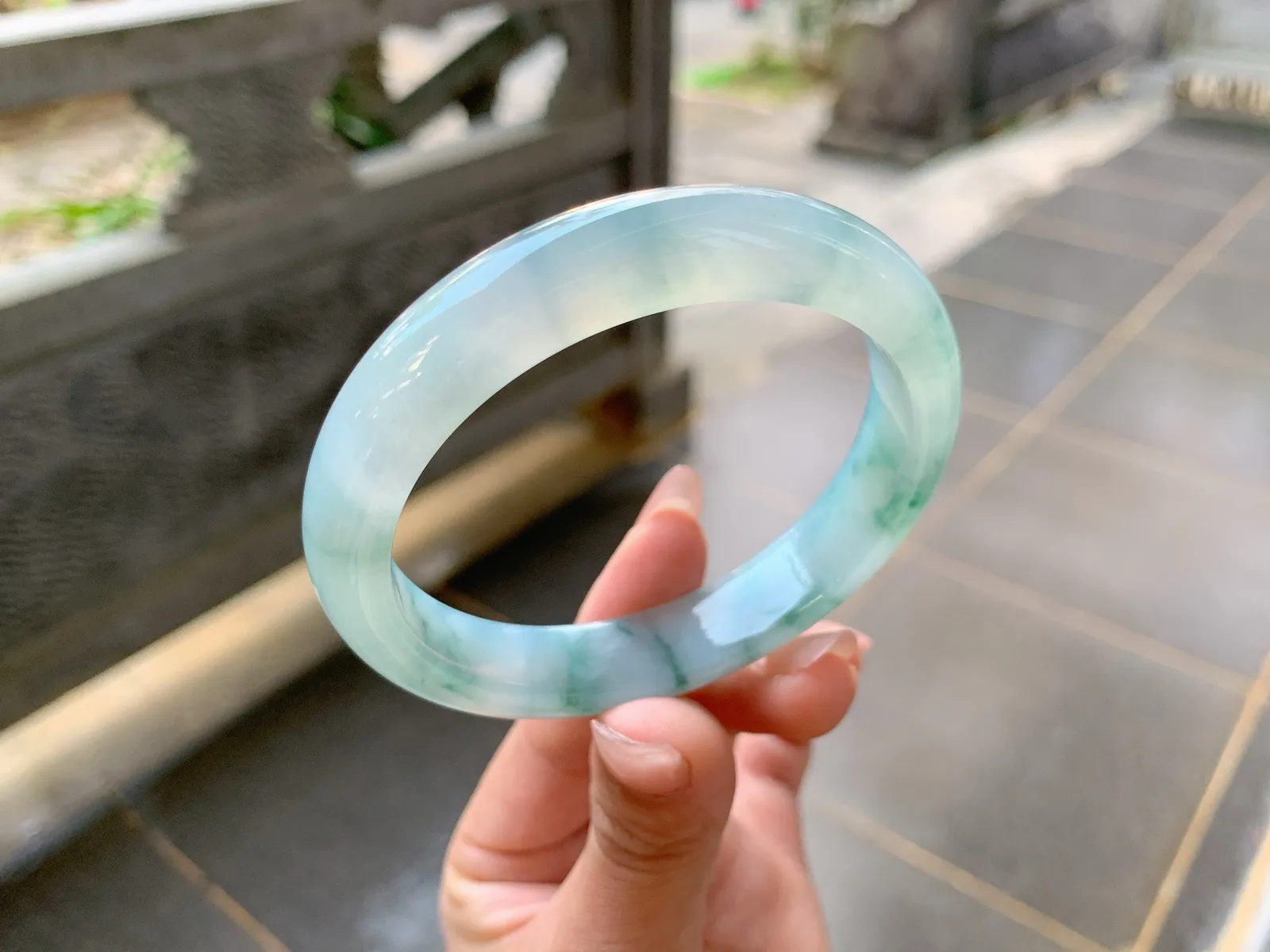 ｜57圈口
冰飘花翡翠手镯，飘蓝碎花，花色飘逸灵动大方，整体冰润细腻，舒适大气