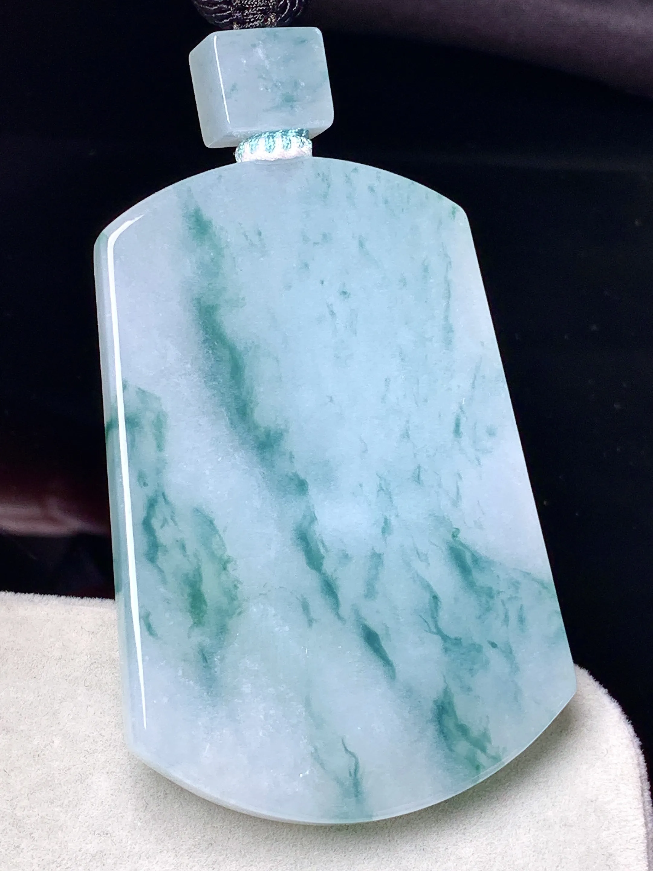 飘绿无事牌吊坠 玉质细腻 色泽清新艳丽 整体尺寸53.8*36.5*5.3