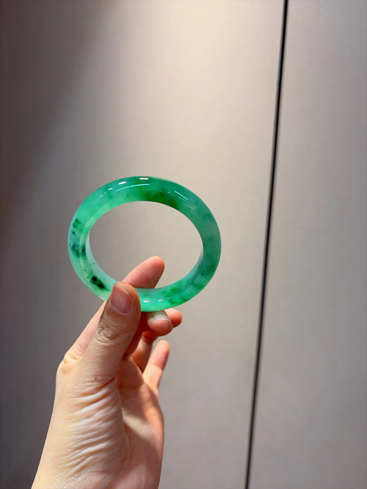 ｜53圈口
【冰飘绿花｜】
冰飘绿花镯美得不像话
翠色如烟 冰种似水
腕间一抹清韵 美到心尖
规格【53.7/12.2/8.6】