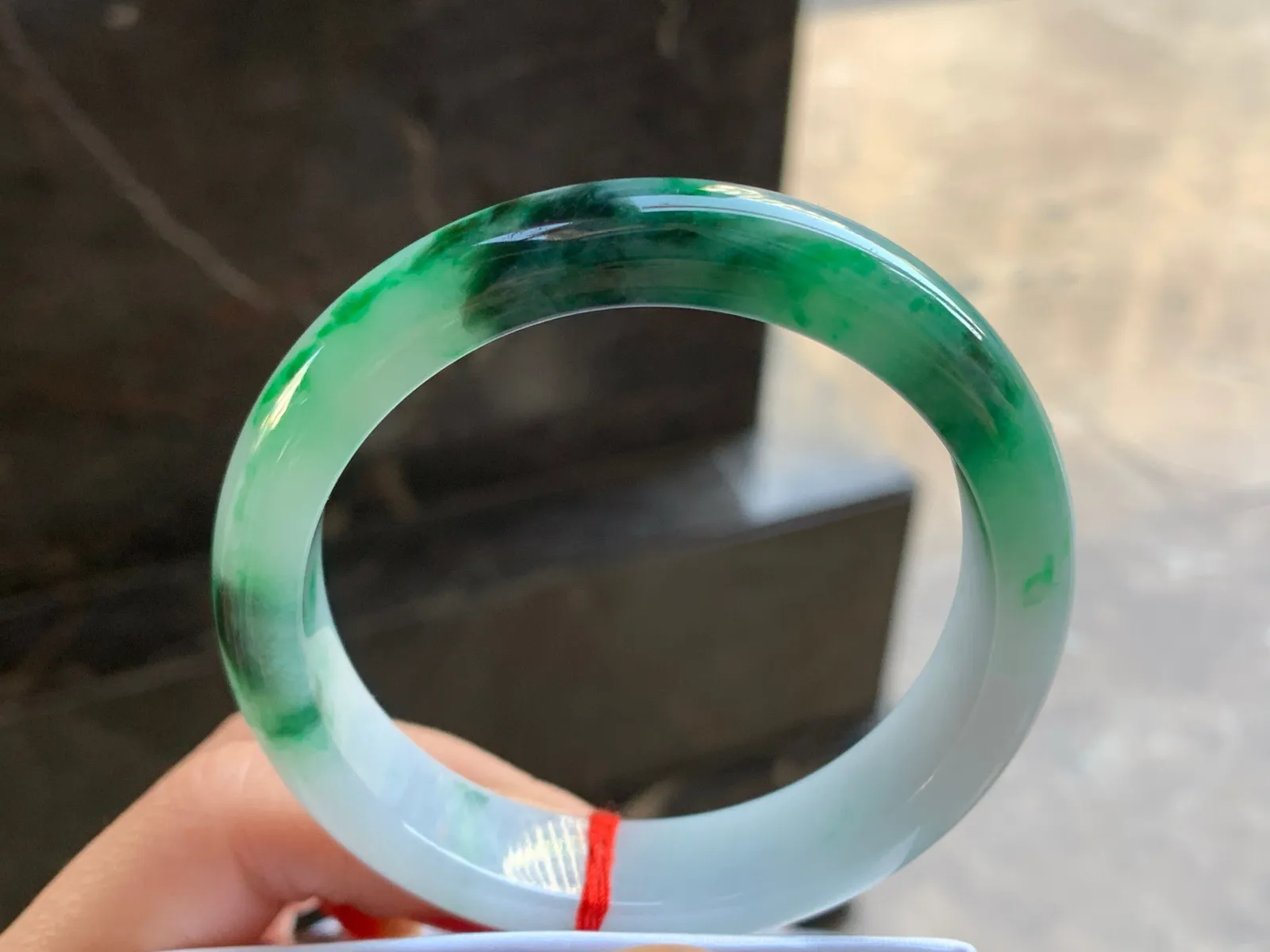 57-13.2-8.3

浓绿色手镯^_^鲜艳 玉质细腻