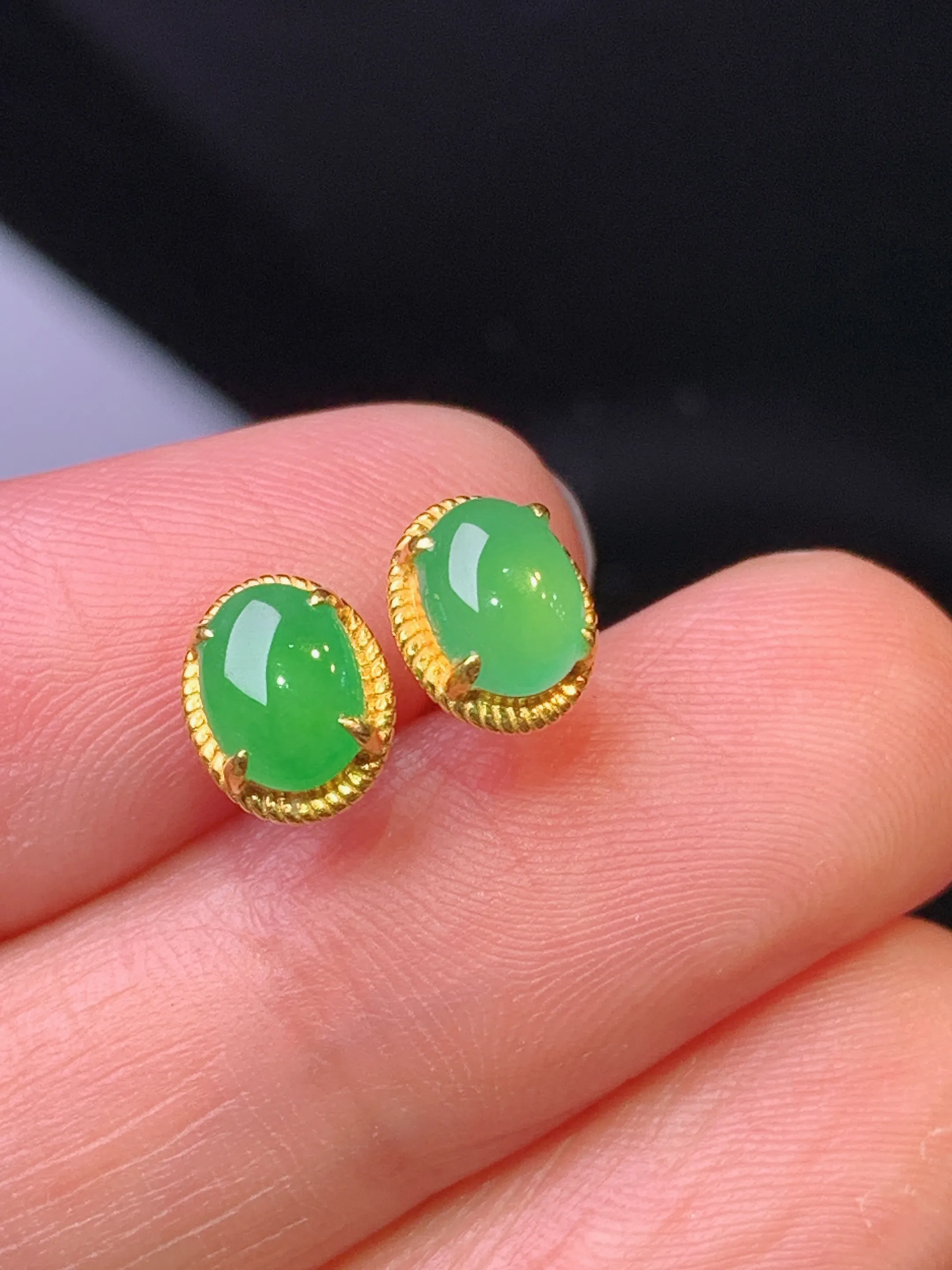 18k金镶嵌翠绿蛋面耳钉 玉质细腻 色泽清新艳丽 整体尺寸7.6*6*3.2