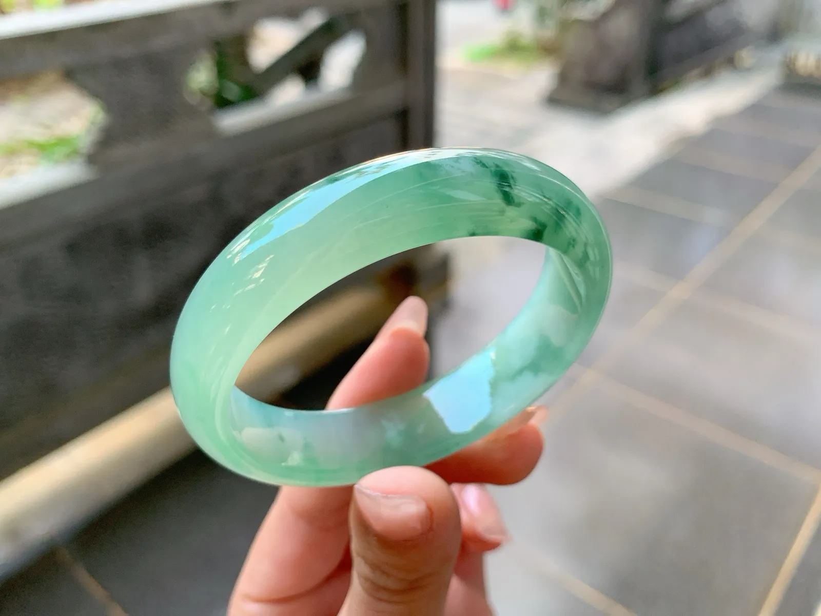 🪻｜53圈口
冰飘花贵妃手镯，油润底飘绿花，花色清雅秀丽，胶感满满的