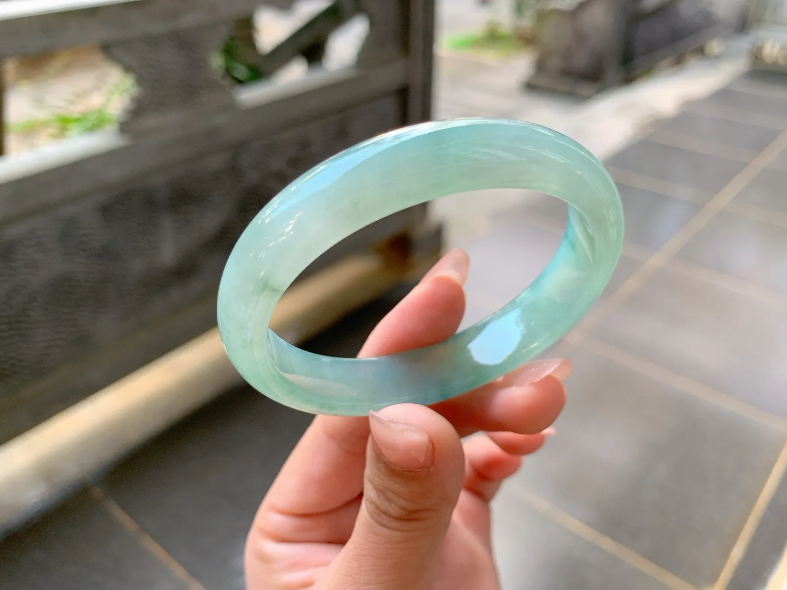 ️｜54圈口
冰晴贵妃手镯，种老冰透清新自然，微微飘点碎花