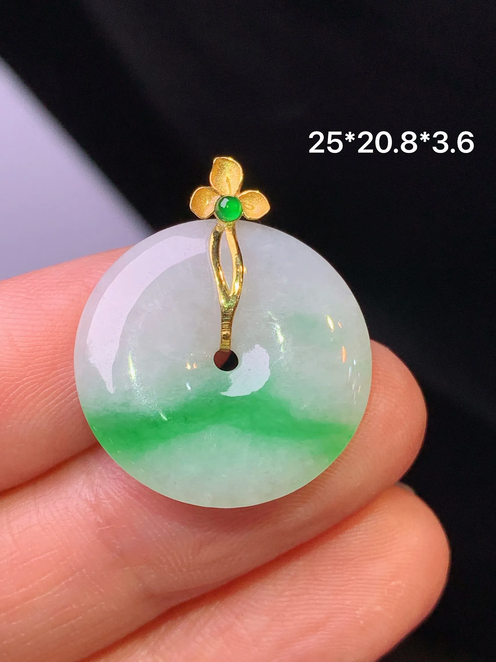 18k金镶嵌飘绿平安扣吊坠 玉质细腻 色泽清新艳丽 整体尺寸25*20.8*3.6