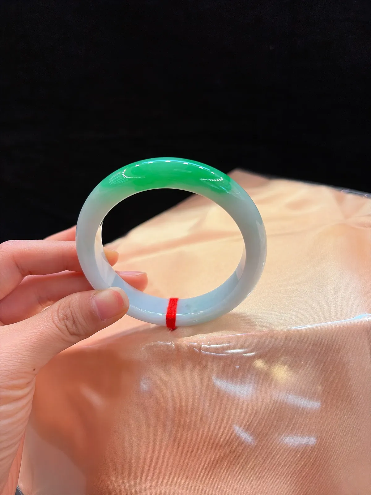 ️｜58圈口
【辣绿富贵镯】
“一抹辣绿凝芳华，腕间贵气自天成”
——种老肉细，一截艳绿点睛，大圈口适配，一眼显贵～
规格【58.9/12.8/8.6】