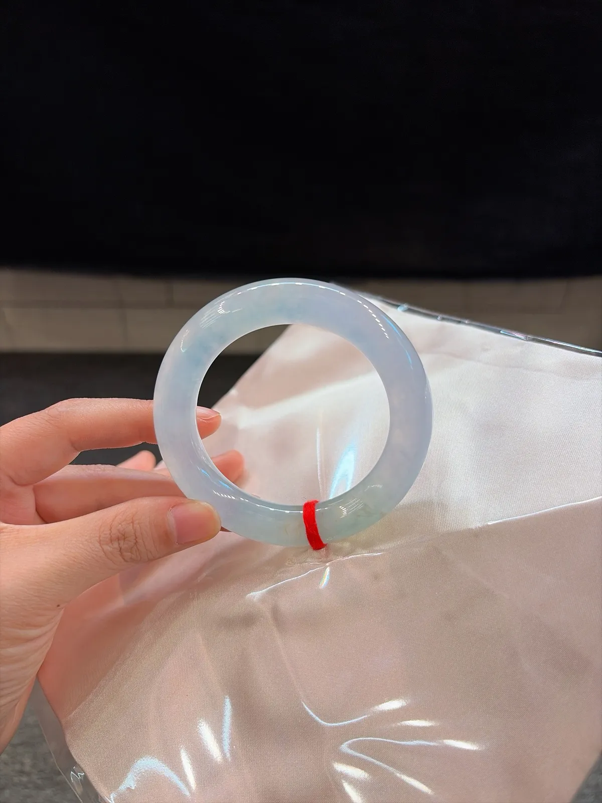 🪻｜54圈口
冰福镯上新
白净水润 隐现淡淡春底
种老起光超冰透
局部洒金添韵味
版型绝绝子~🥳
规格【54.2/11.8】