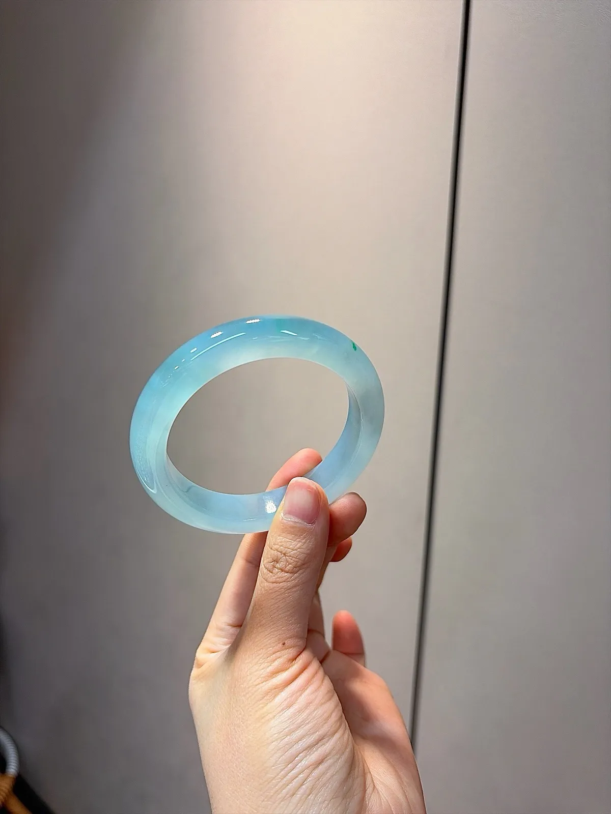 ｜57圈口
【冰蓝底抹翠｜️】
天空蓝底色太绝
一抹翠色点睛 自带柔光
上手美到心颤
规格【57/12.4/9.8】