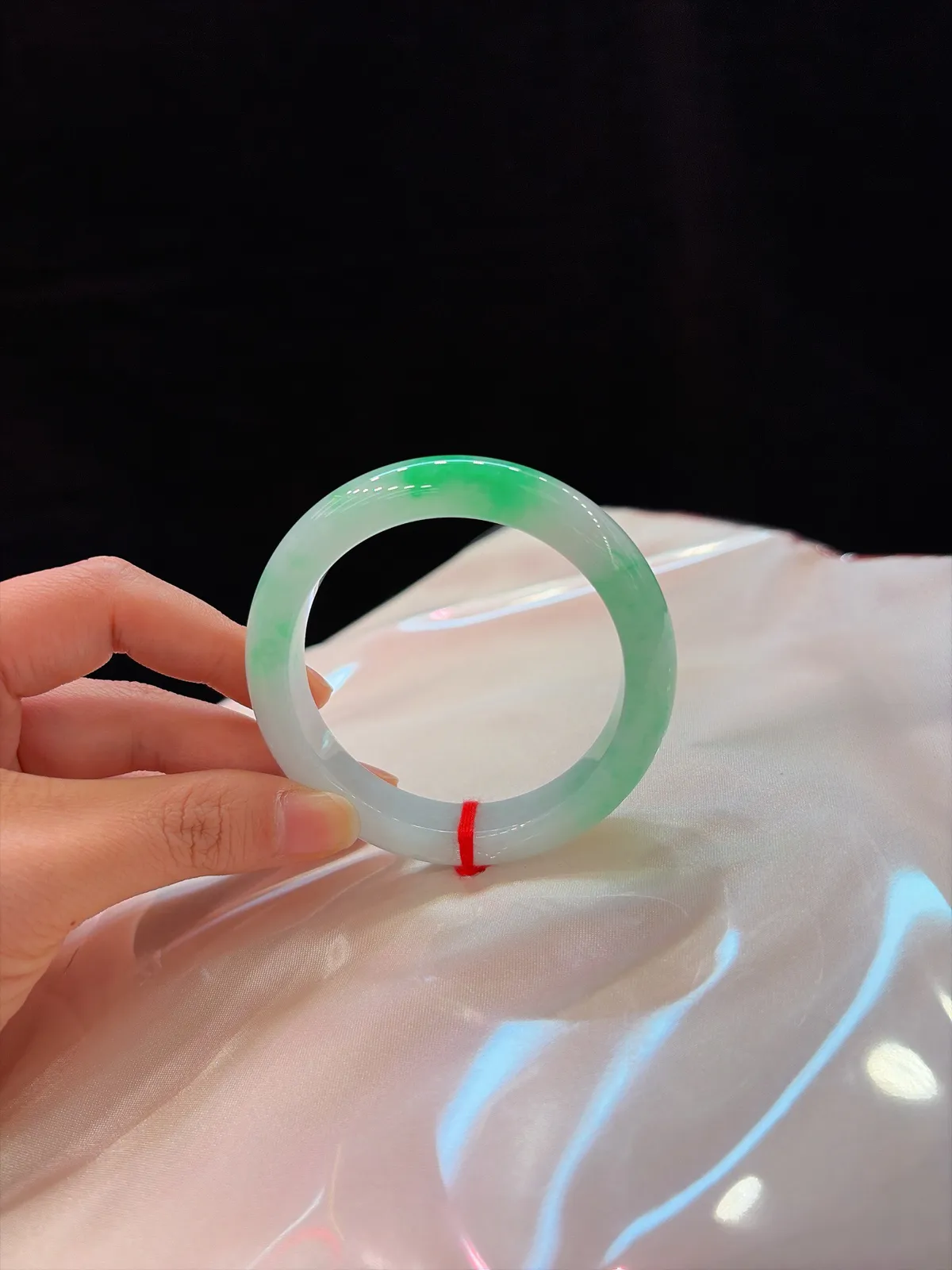 🧆｜56圈口
【白底青阳绿镯】
“白璧凝霜映阳绿，花枝灵动腕间生”
——底净如脂，阳绿花飘灵动，一眼清新雅致～
规格【56.3/12.1/8.7】