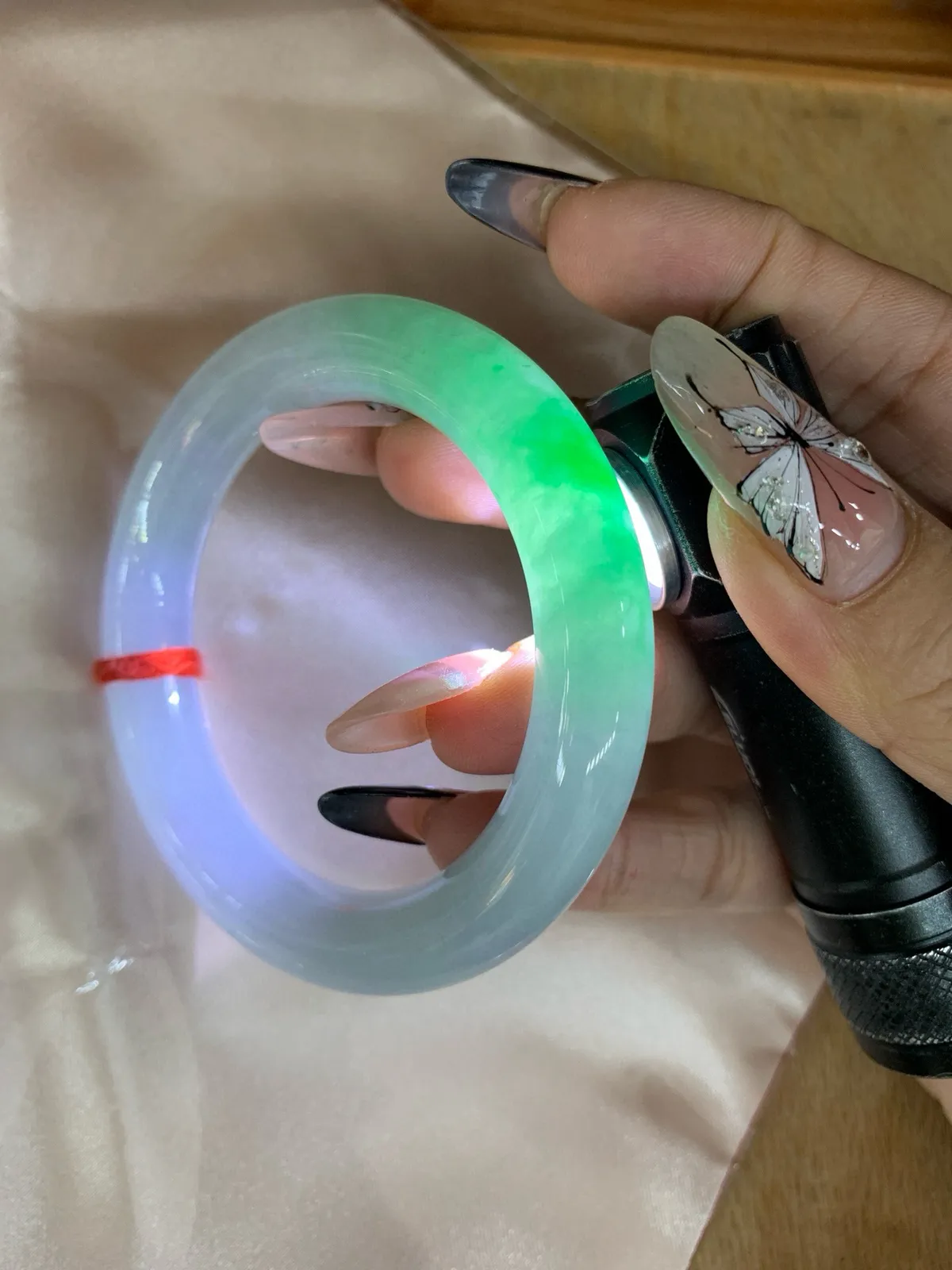 白底青阳绿圆条
53.5-10.5-11
打灯棉线，底妆水润，浓郁到溢出来的阳绿花色，半山半水，光彩夺目，上手尊贵显气质。