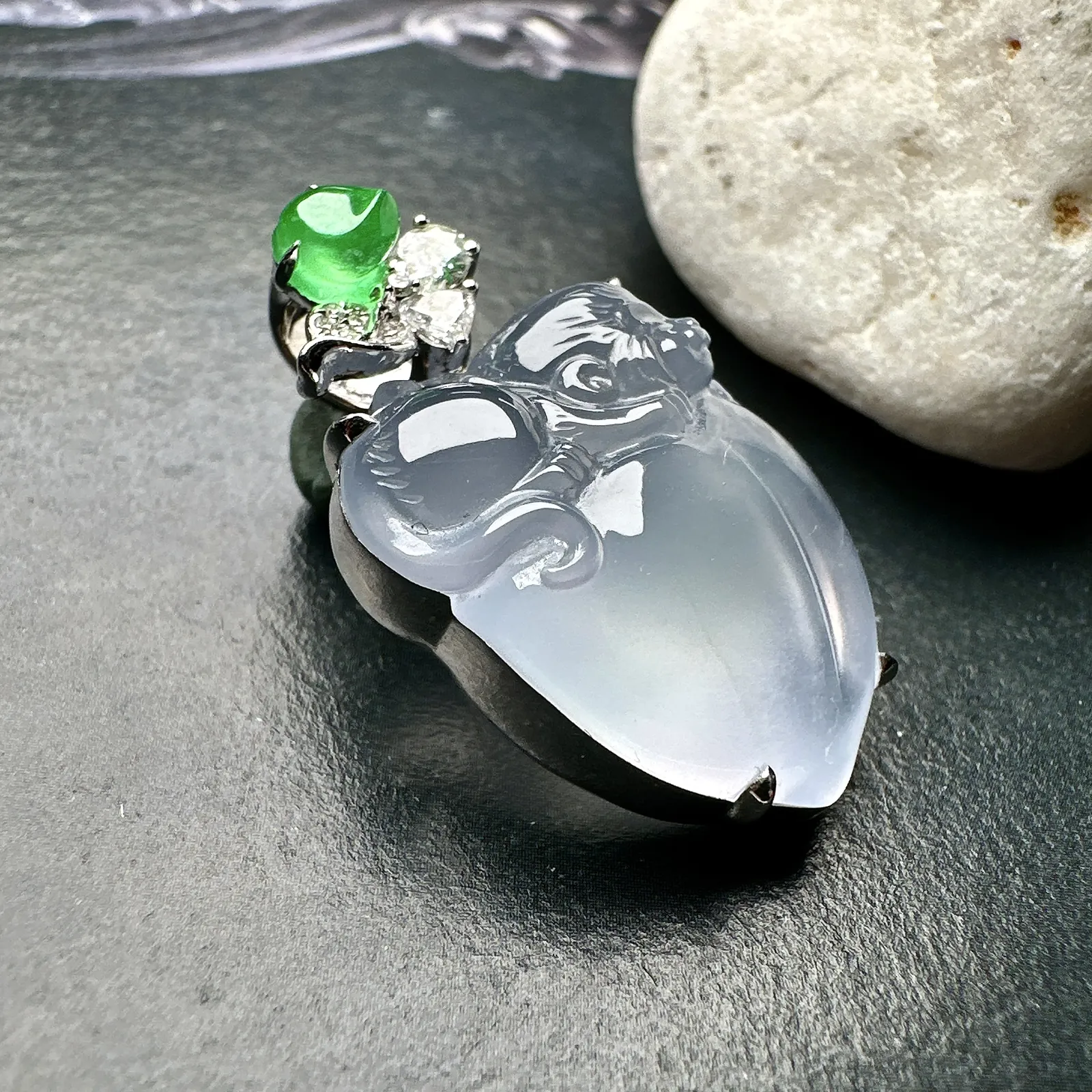 【高冰种淡紫灵猴献寿】冰润度上佳，质地细腻冰润，雕工精美，形象生动，18k金钻镶嵌，裸石尺寸21.3