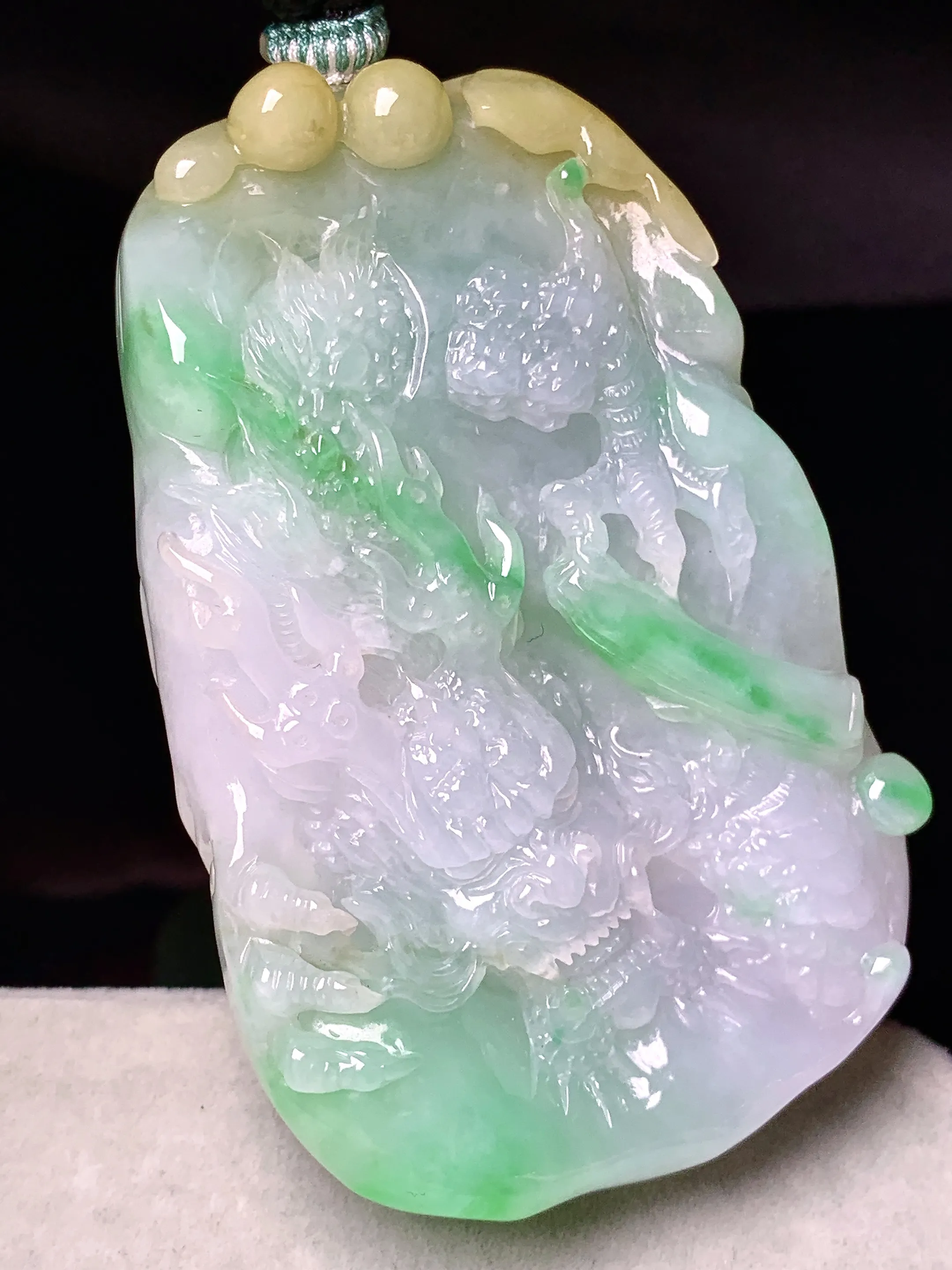 飘黄绿翡龙牌吊坠 玉质细腻 色泽清新艳丽 整体尺寸67.2*42*11.6