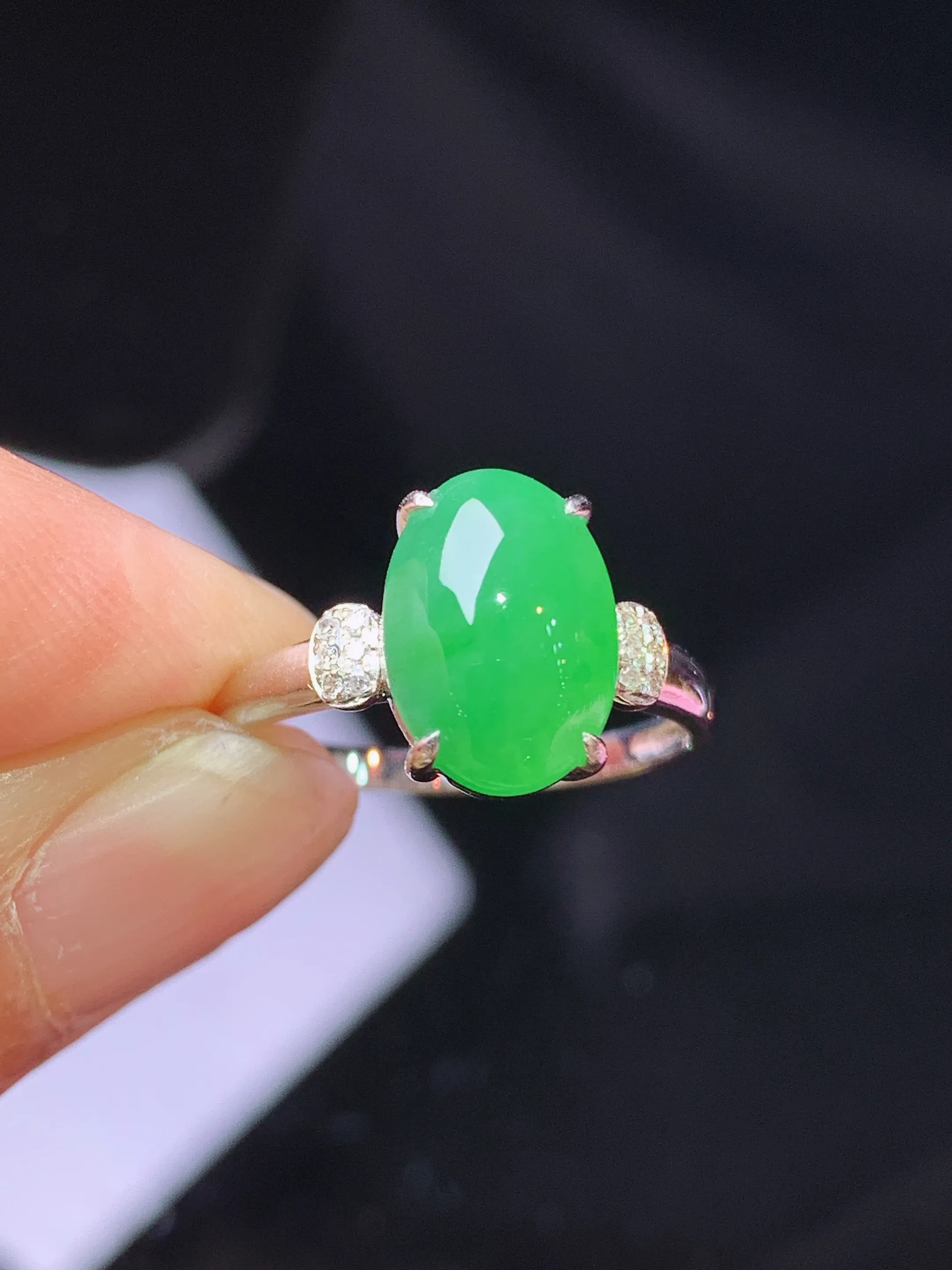 18k金钻镶嵌翠绿蛋面戒指 玉质细腻 色泽清新艳丽 圈口13 整体尺寸10.8*7.5*4.6