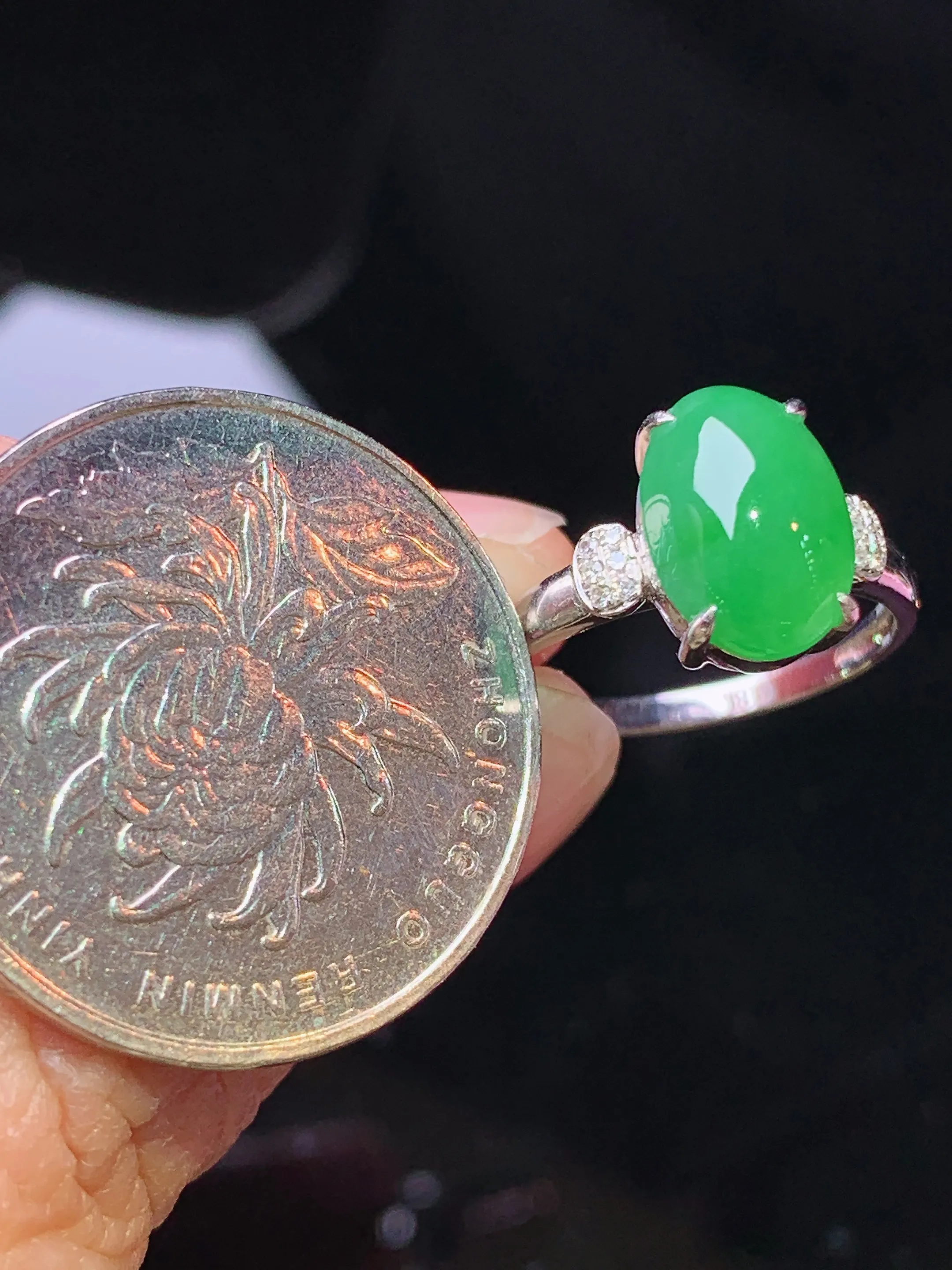 18k金钻镶嵌翠绿蛋面戒指 玉质细腻 色泽清新艳丽 圈口13 整体尺寸10.8*7.5*4.6