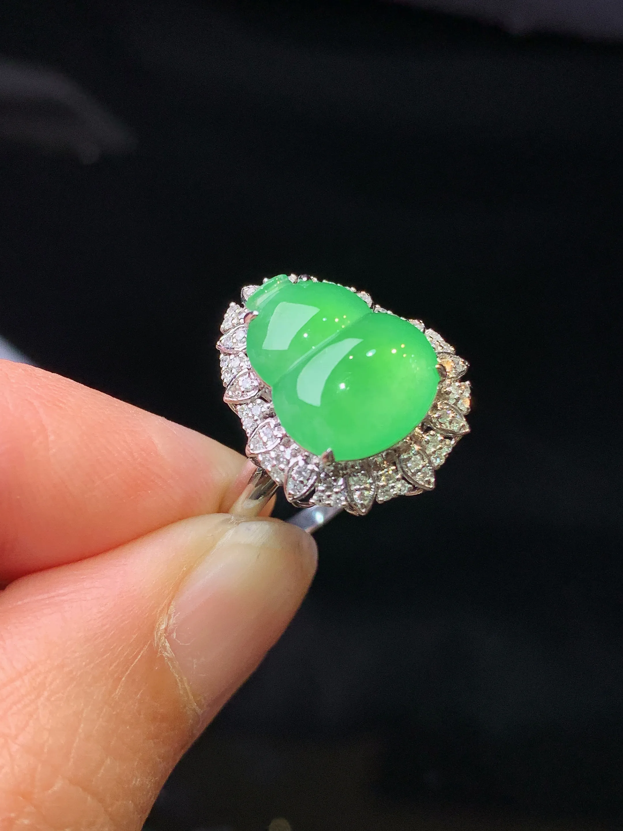 18k金钻镶嵌翠绿葫芦戒指 玉质细腻 色泽清新艳丽 整体尺寸18.2*14.3*9.2