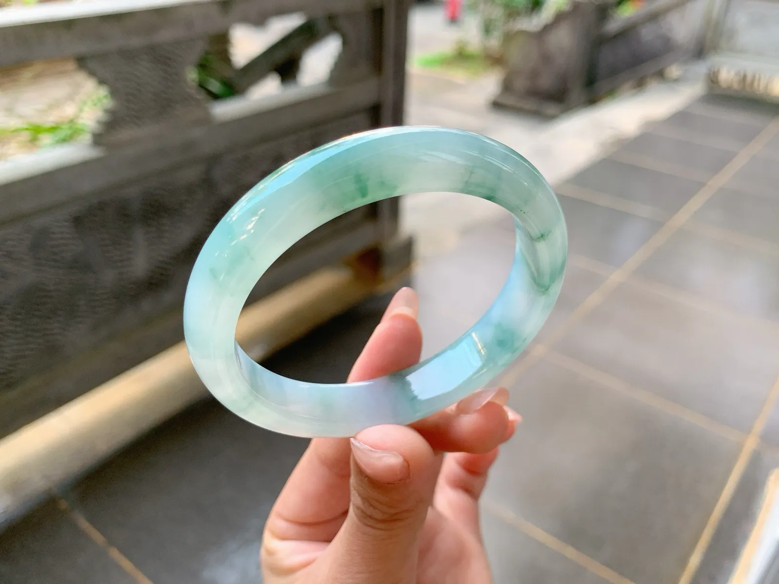 ｜57圈口
冰飘花翡翠手镯，飘蓝碎花，花色飘逸灵动大方，整体冰润细腻，舒适大气