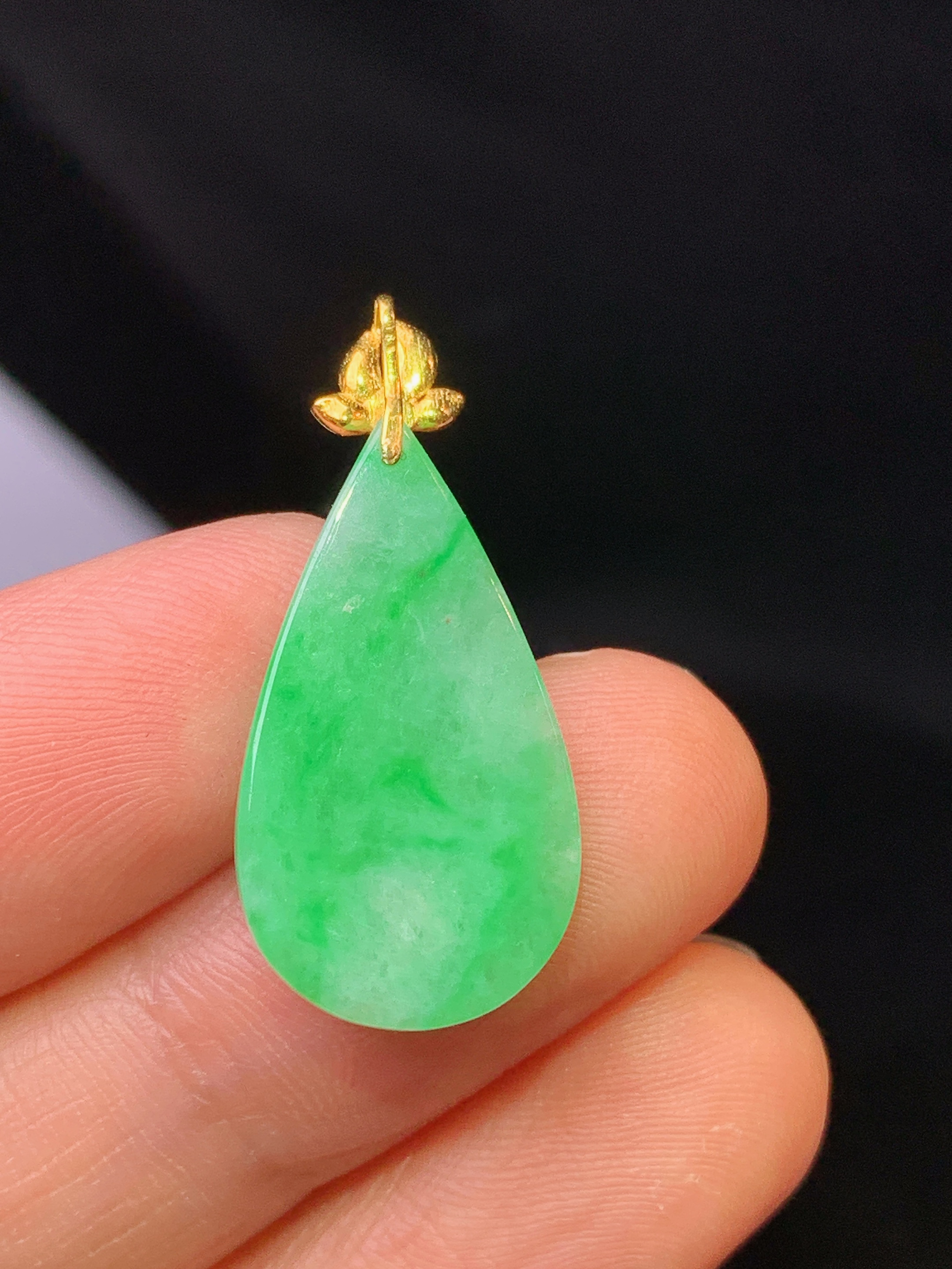 18k金镶嵌翠绿水滴吊坠 玉质细腻 色泽清新艳丽 整体尺寸27.5*12.5*2.5