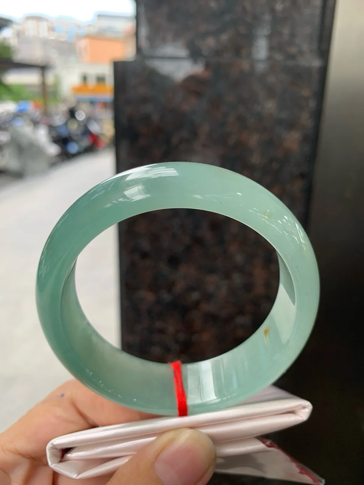 蓝底洒金宽版正圈
59.7-8.2-18.5
完美，底妆胶润，满圈蓝底色均匀分布，镯面几抹黄翡点缀，生动俏皮，大宽板难得遇见