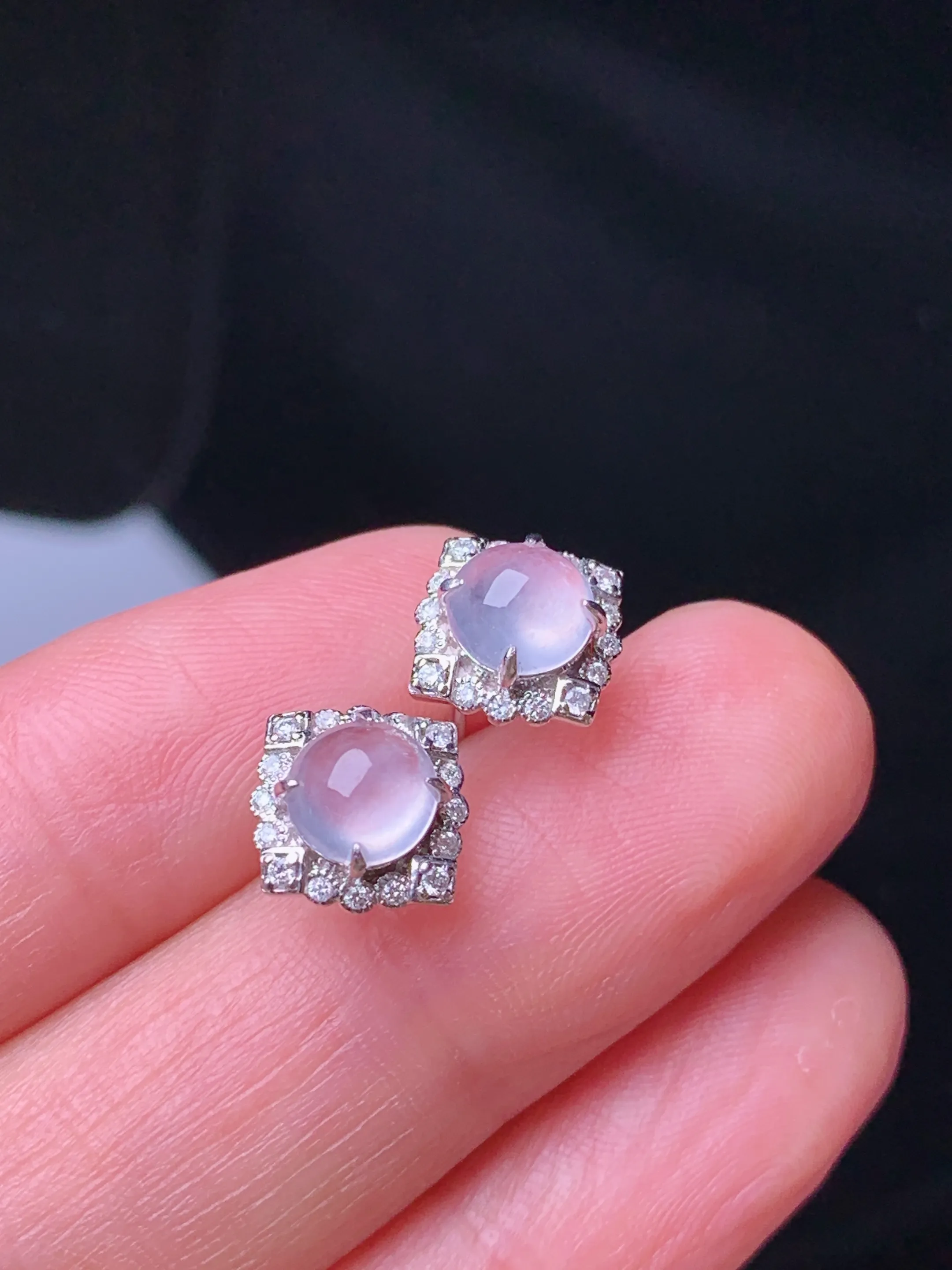 18k金钻镶嵌冰种蛋面耳钉 玉质细腻 色泽清新艳丽 整体尺寸10.5*4.6