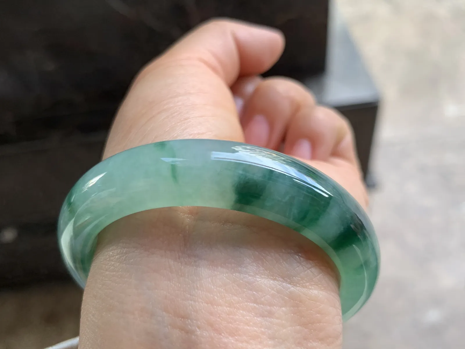 52.5-12.2-8mm
冰种飘花手镯 水润光泽 花色漂亮 推荐