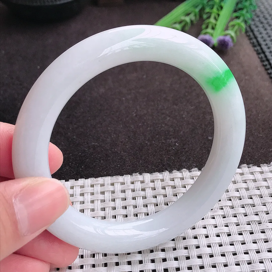 实拍A货翡翠57.5/10.1/10.6老坑精美温润飘阳绿白底青圆条手镯翡翠玉镯女款