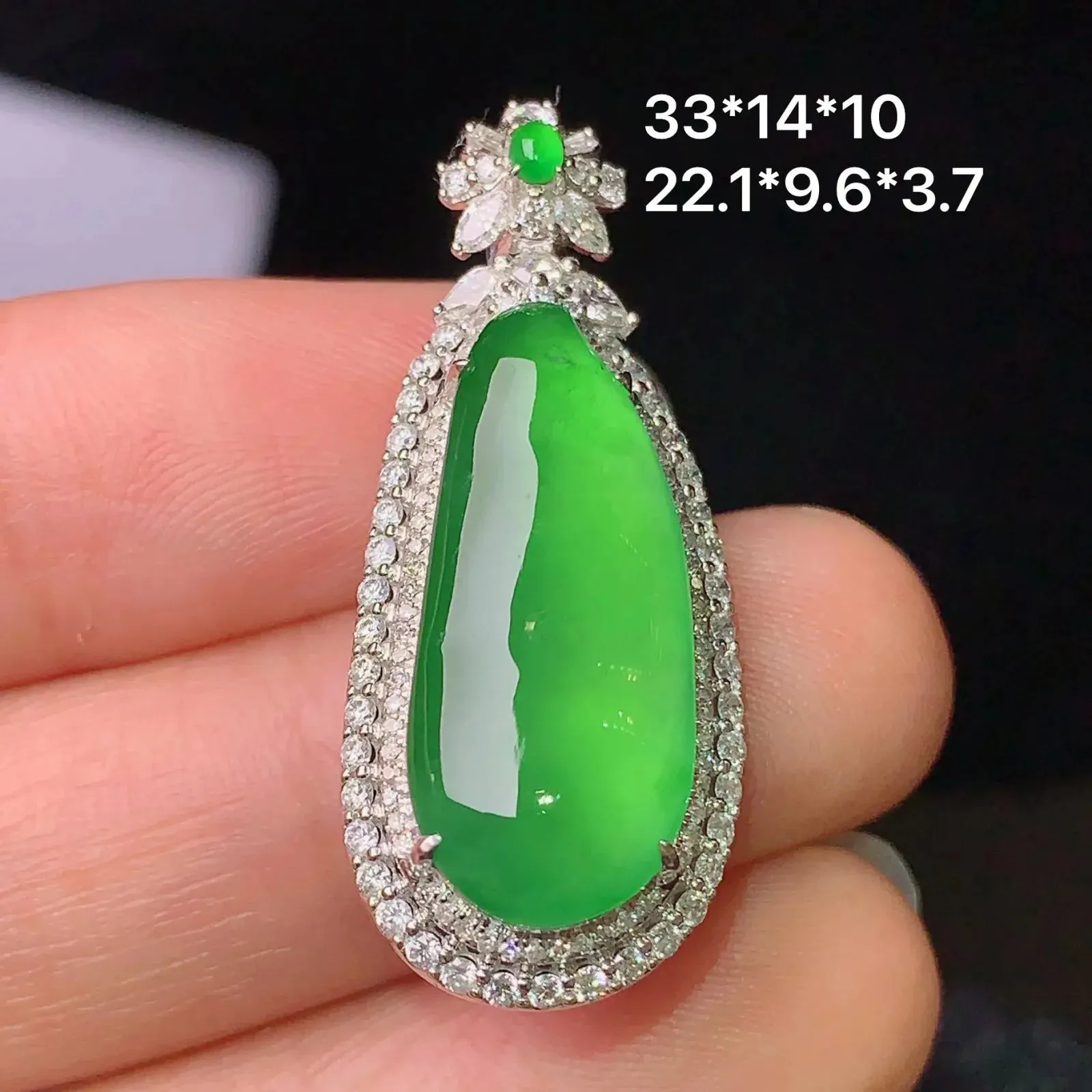 18k金钻镶嵌满绿四季豆吊坠 玉质细腻 色泽清新艳丽 整体尺寸33*14*10