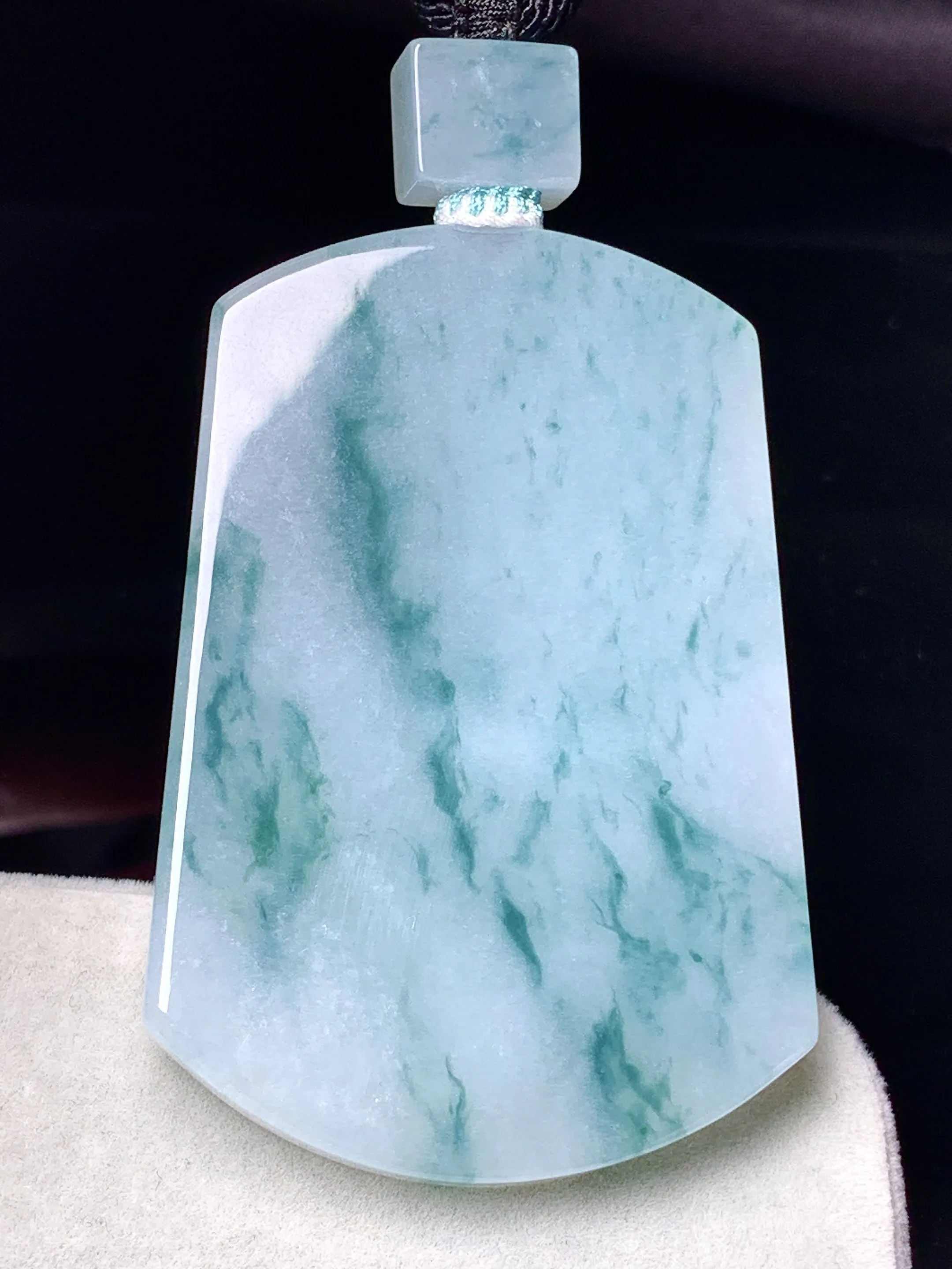 飘绿无事牌吊坠 玉质细腻 色泽清新艳丽 整体尺寸53.8*36.5*5.3