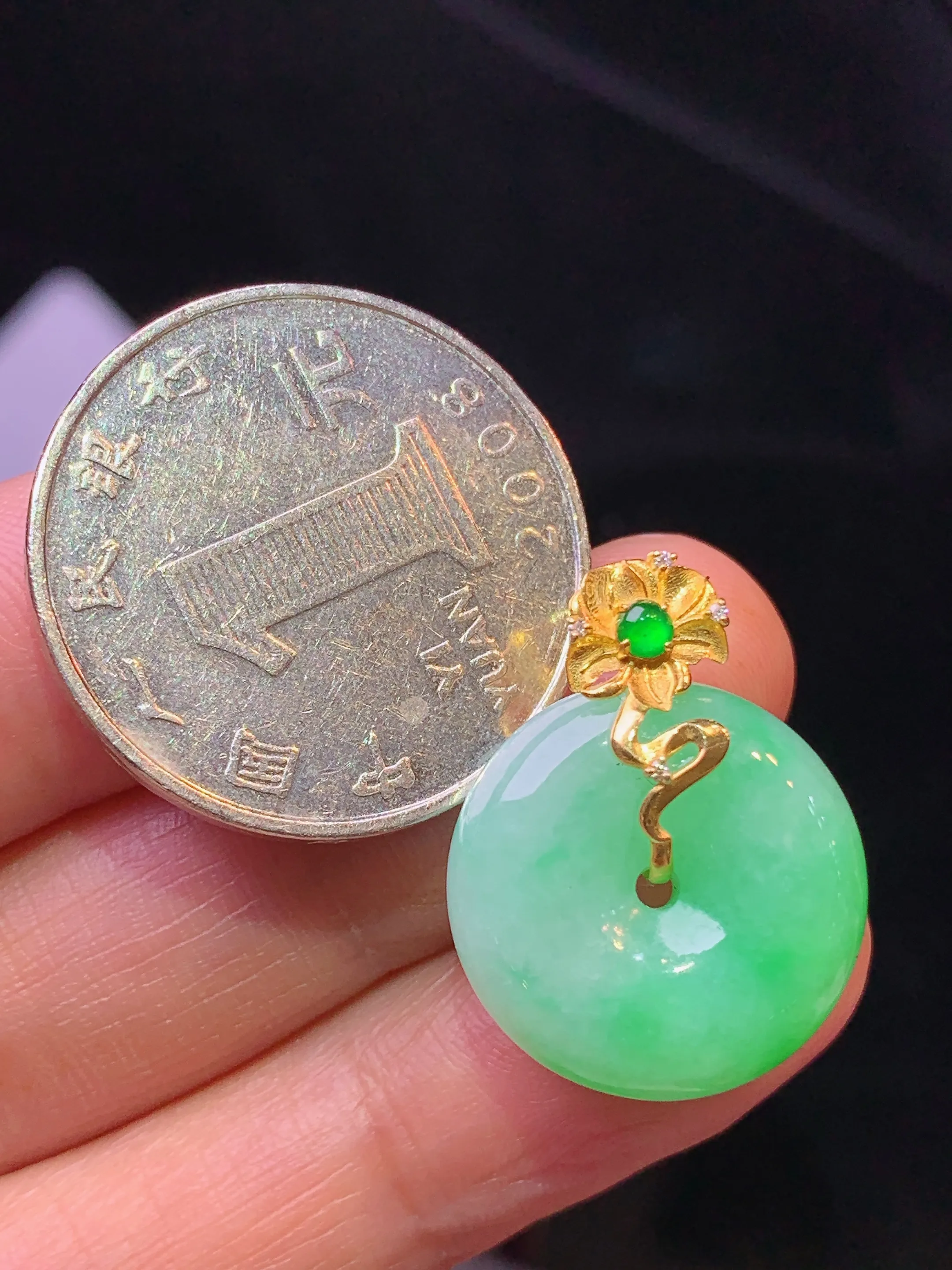 18k金钻镶嵌翠绿平安扣吊坠 玉质细腻 色泽清新艳丽 整体尺寸22.8*17.6*6.5