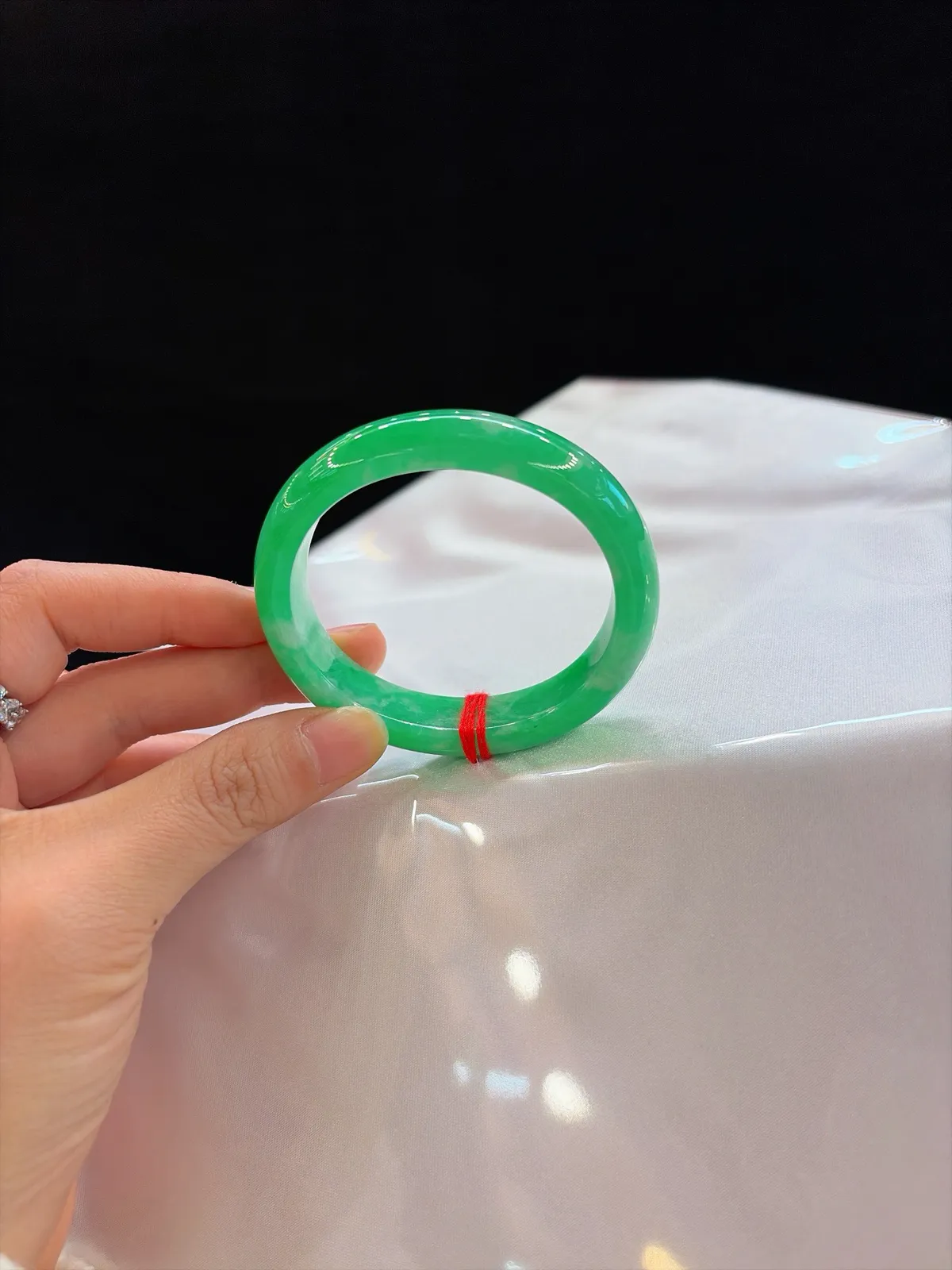 ｜52圈口
【满色贵妃镯·小手专属】
“满色正阳凝翠光，腕间富贵藏不住，一点微瑕更显天然真意”
—