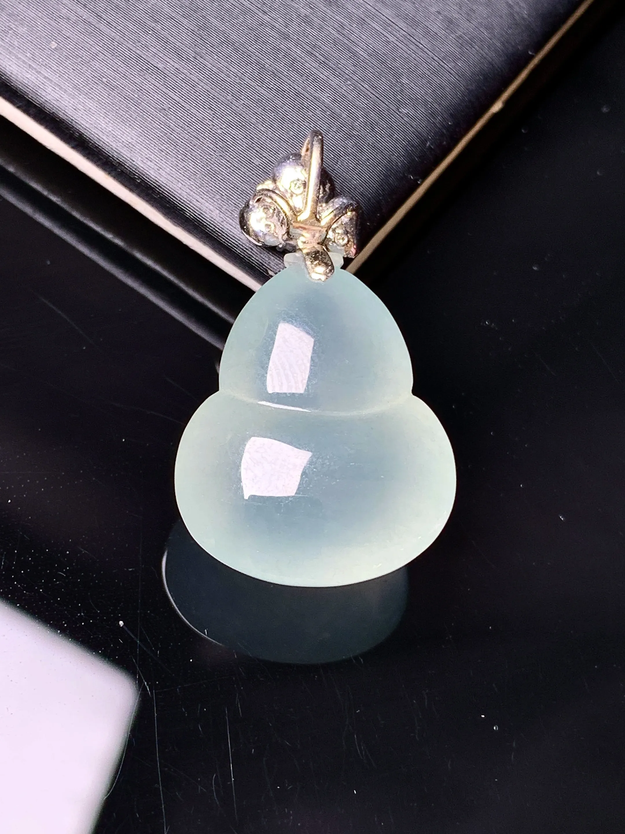 18k金钻镶嵌冰种葫芦吊坠 玉质细腻 色泽清新艳丽 整体尺寸28.3*16.3*10.3