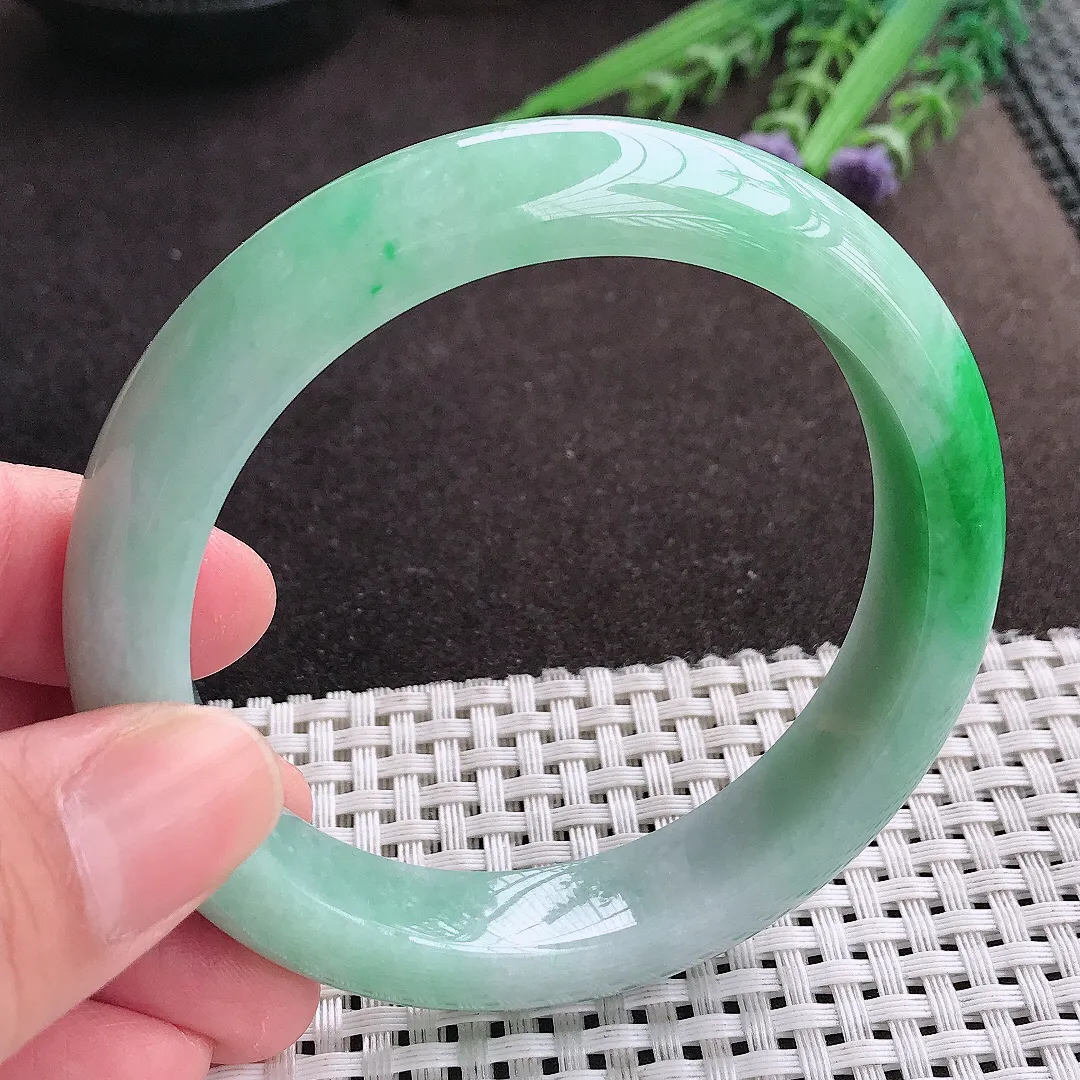实拍A货翡翠59/12.5/9老坑精美温润飘阳绿手镯宽边翡翠玉镯女款