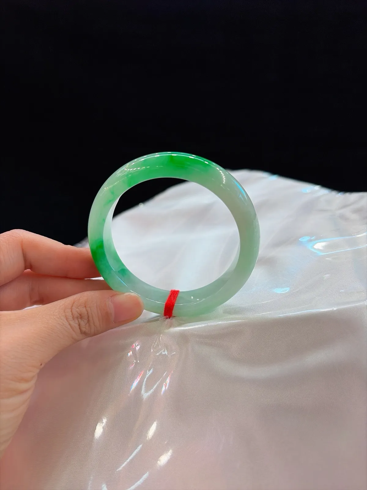 ｜53圈口
辣绿翡翠手镯
腕间跃动两束鲜活绿光
色辣浓郁超惹眼
好色的宝子闭眼冲~
规格【53.7/12.7/8.1】