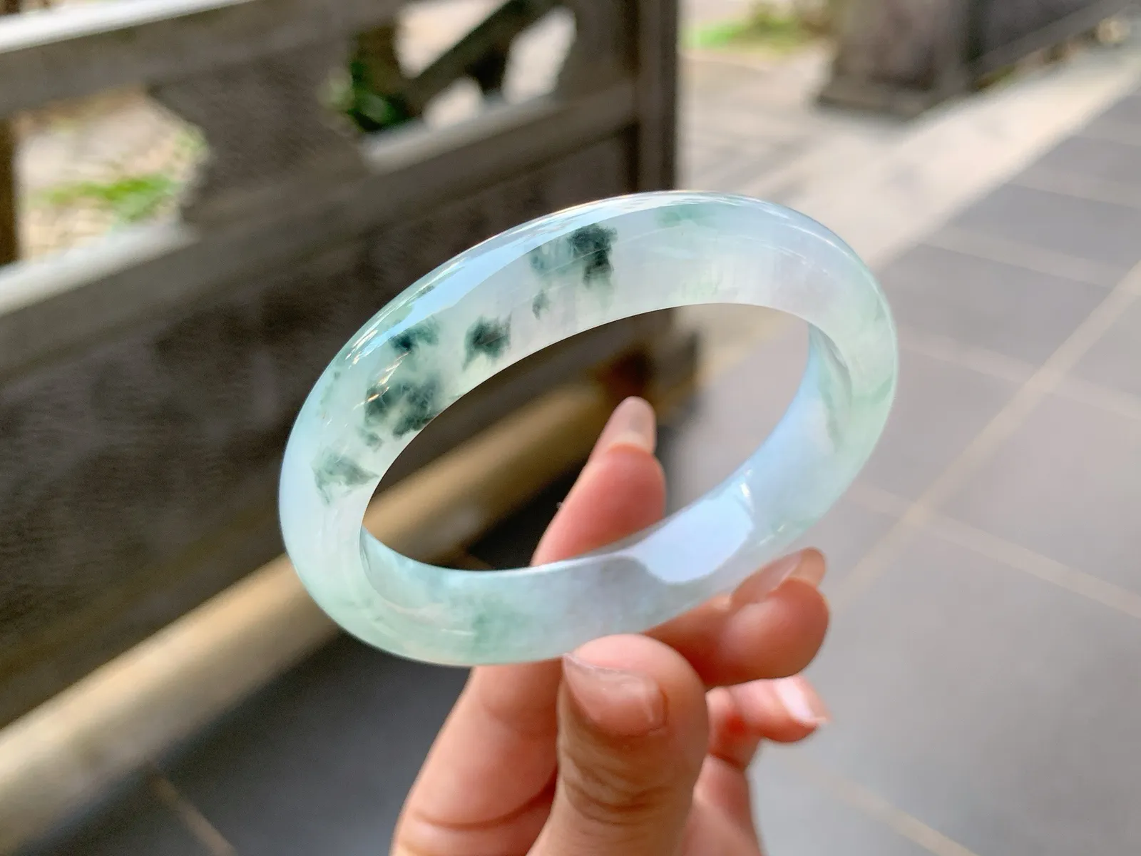 🪻｜53圈口
冰飘乌鸡花贵妃手镯，独特的风格让人眼前一亮，底妆冰润透手，意境感满满的