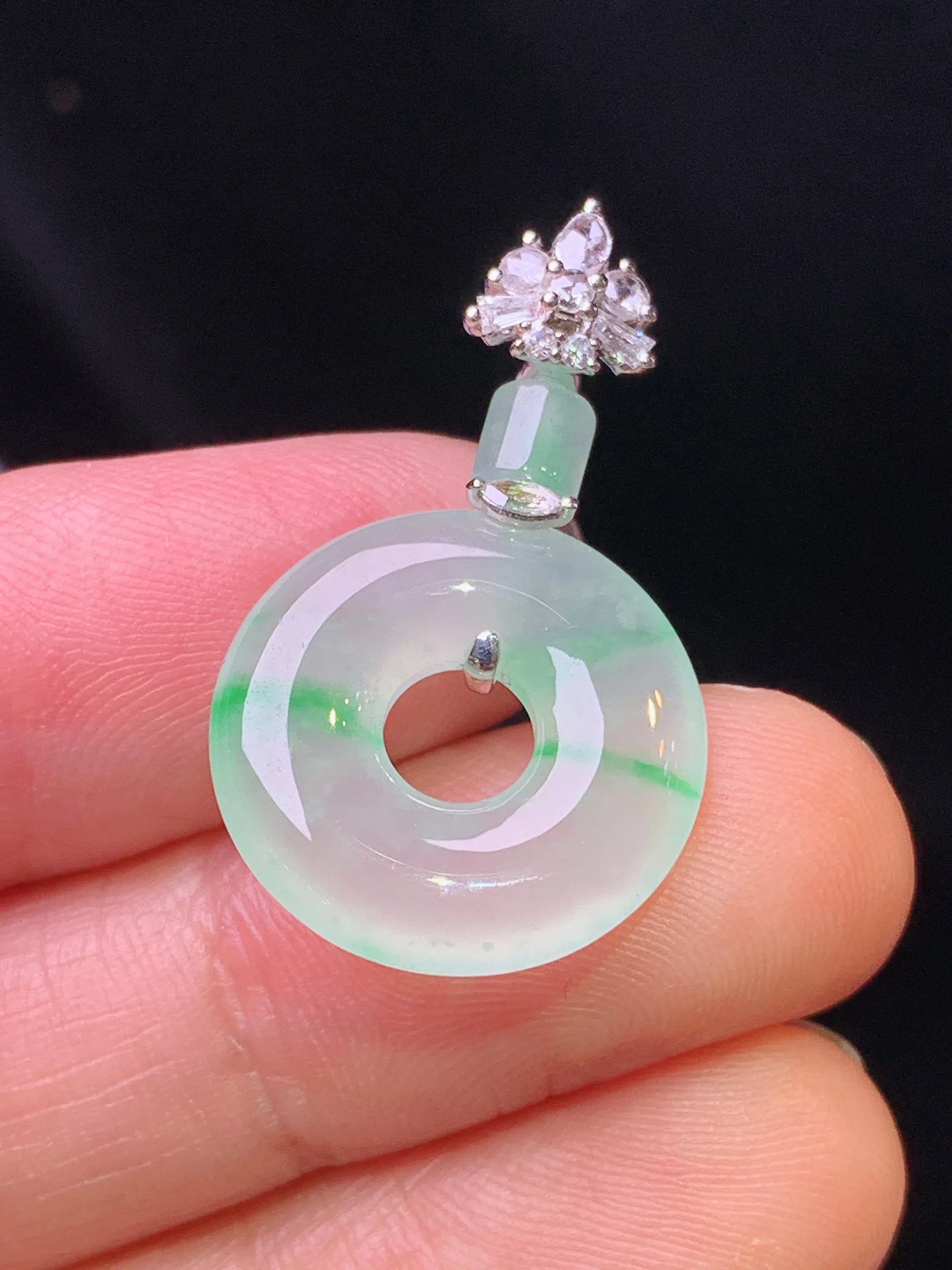 18k金钻镶嵌飘绿平安环吊坠 玉质细腻 色泽清新艳丽 整体尺寸29*17*3.5