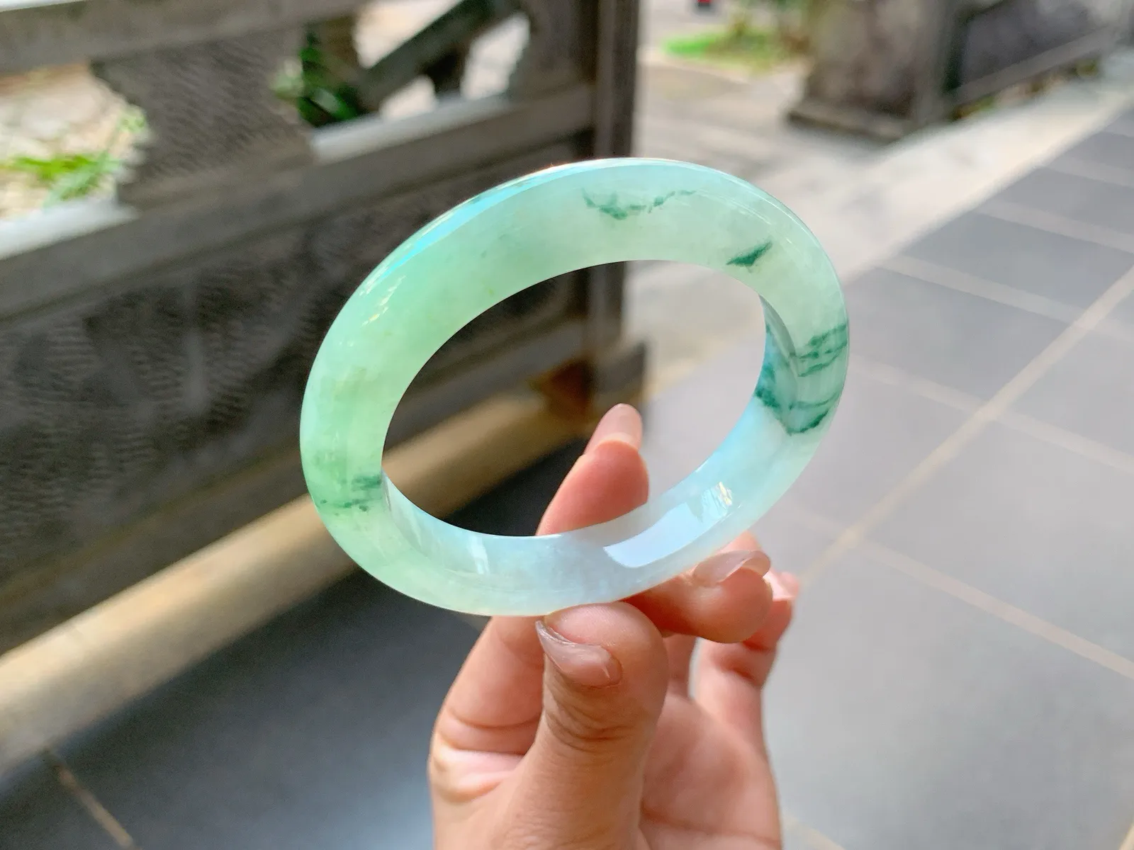 ｜54圈口
冰飘绿花翡翠手镯，花色飘逸大气，底妆冰润自然，唯美感，