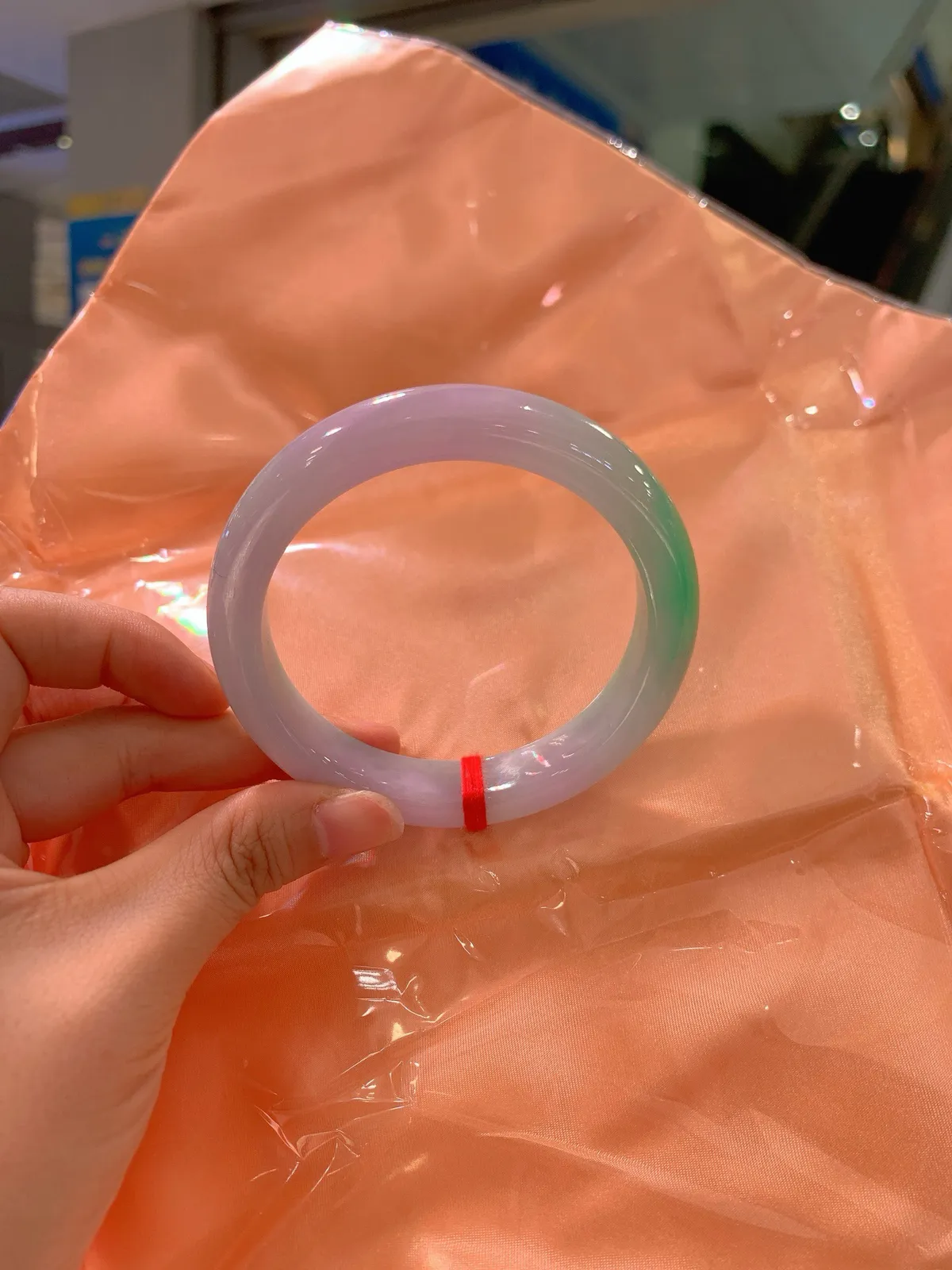 ｜61圈口
【浓春彩·大圈口】
浓春彩的色彩在镯间晕染，盛放着山野与朝暮的诗意～大圈口，调色盘，将生机与华章都镌刻在肌肤之上
规格【61.1/12.6/9.2】