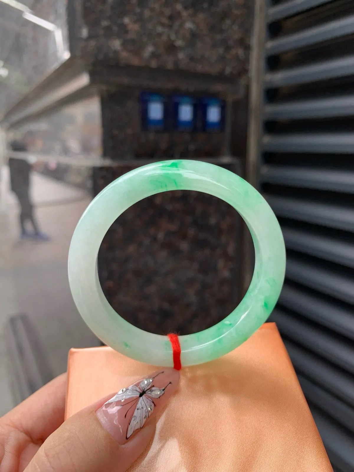 白底青正圈
50-7.8-9.5
打灯棉线，底妆水润细腻，阳绿花点缀腕间风华，干净纯净的底色上，满圈翠色肆意流淌，娇艳欲滴，宛如春日里的繁华盛景