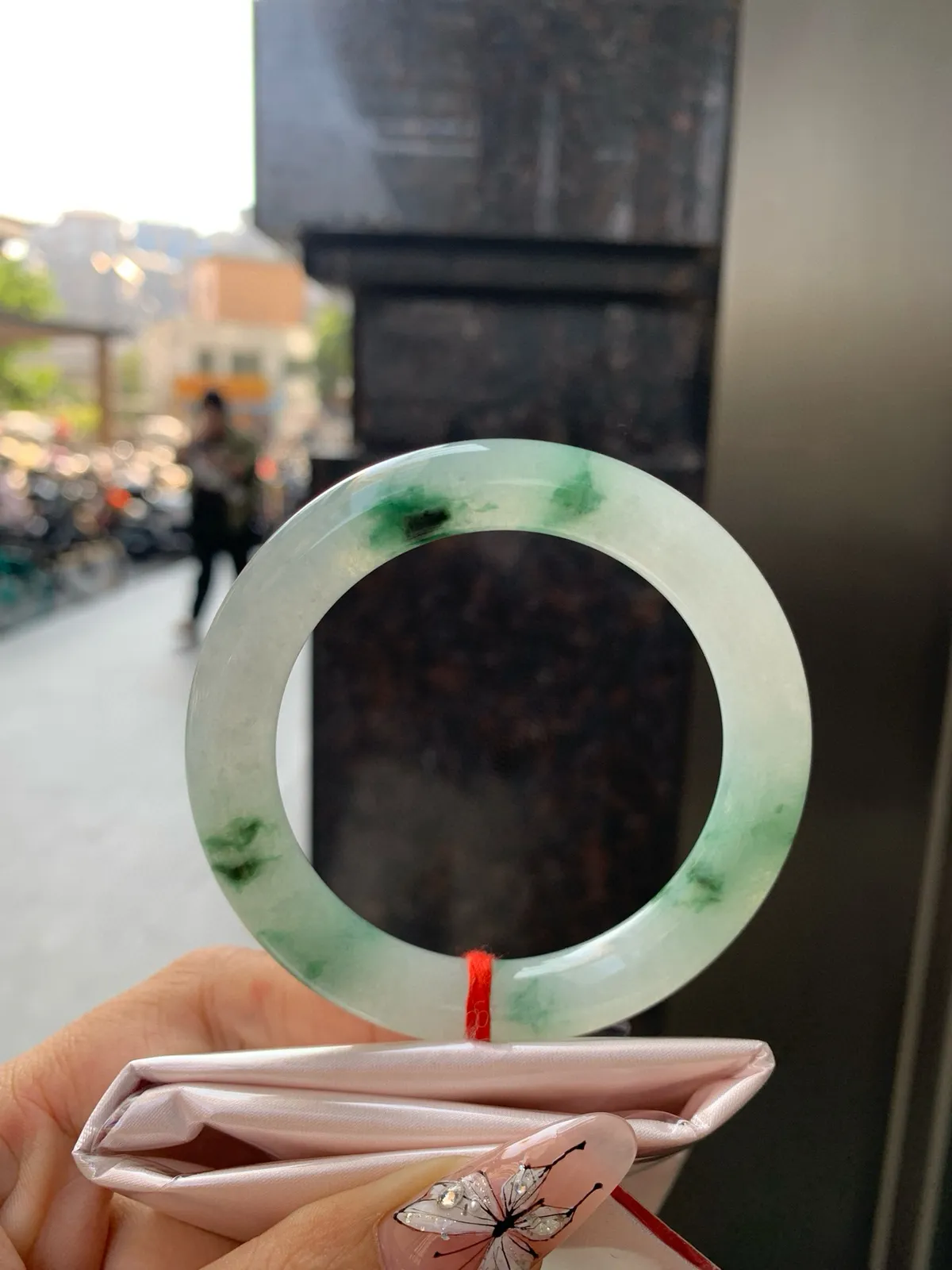 飘绿花圆条
53.2-9.9-10.2底妆细腻，简约却充满灵气，飘绿花点缀，清新如芽，宛若自然的画卷凝结于腕间，静中带动，韵味悠长