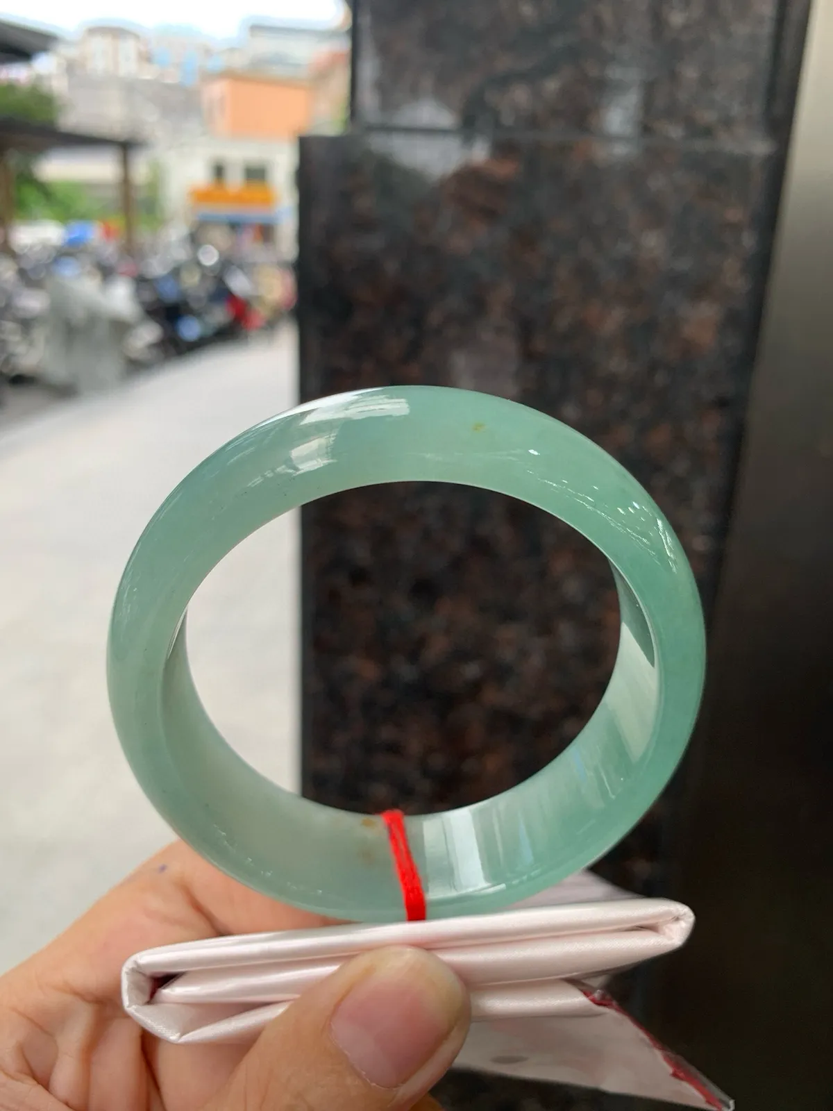 蓝底洒金宽版正圈
59.7-8.2-18.5
完美，底妆胶润，满圈蓝底色均匀分布，镯面几抹黄翡点缀，