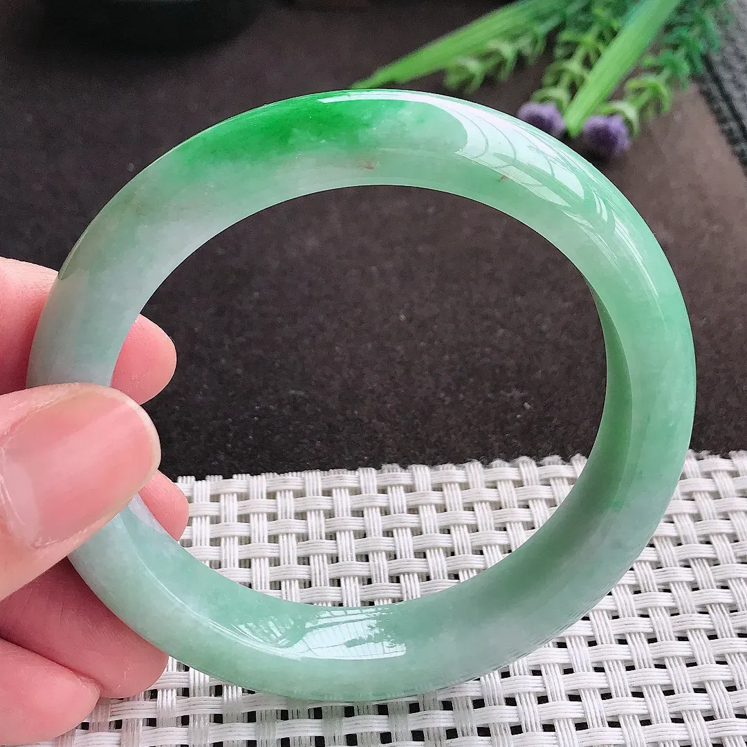 实拍A货翡翠59/12.5/9老坑精美温润飘阳绿手镯宽边翡翠玉镯女款