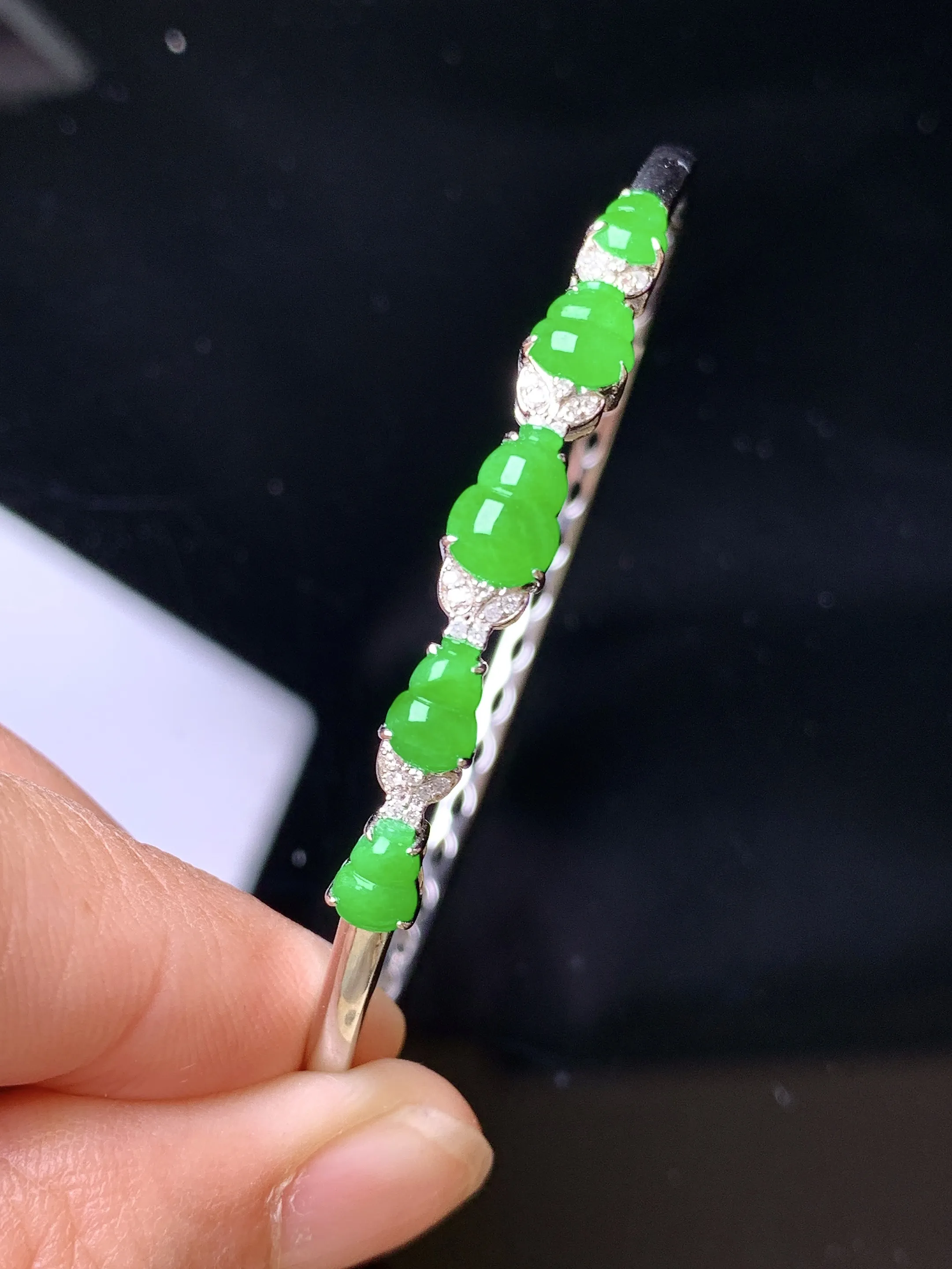 18k金钻镶嵌满绿葫芦手镯 玉质细腻 色泽清新艳丽 整体尺寸7.7*5.3*2.2