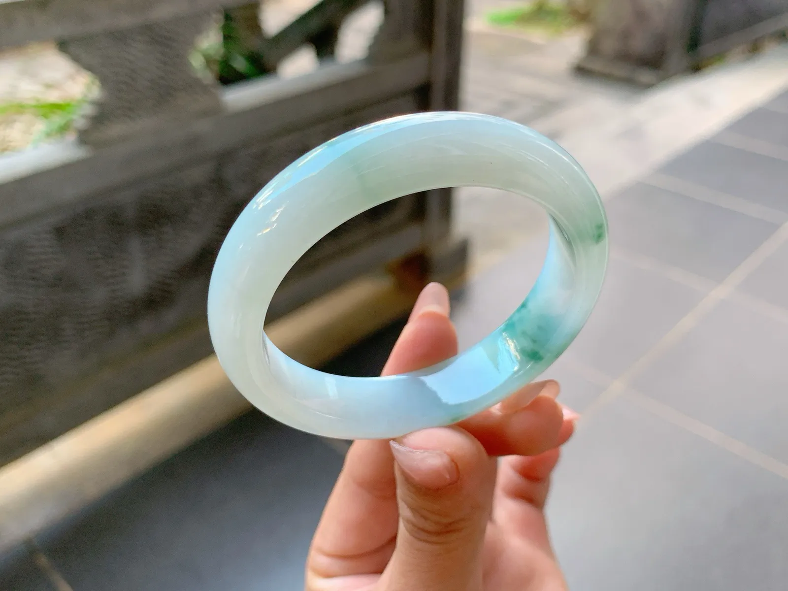 ｜52圈口
冰飘花翡翠手镯，飘绿花，花色清爽大气，灵动飘逸，底妆冰润细腻