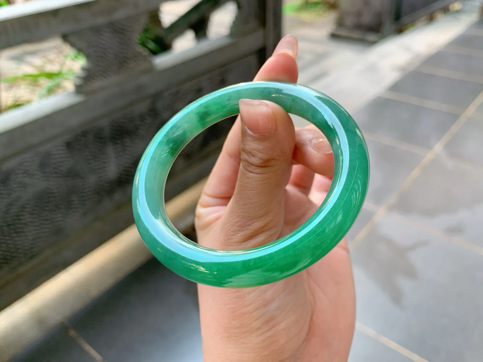 🩶｜52圈口
条粗:9.9
满色福镯，颜色抢眼夺目，绿油油的像一片草地，润绿大气，