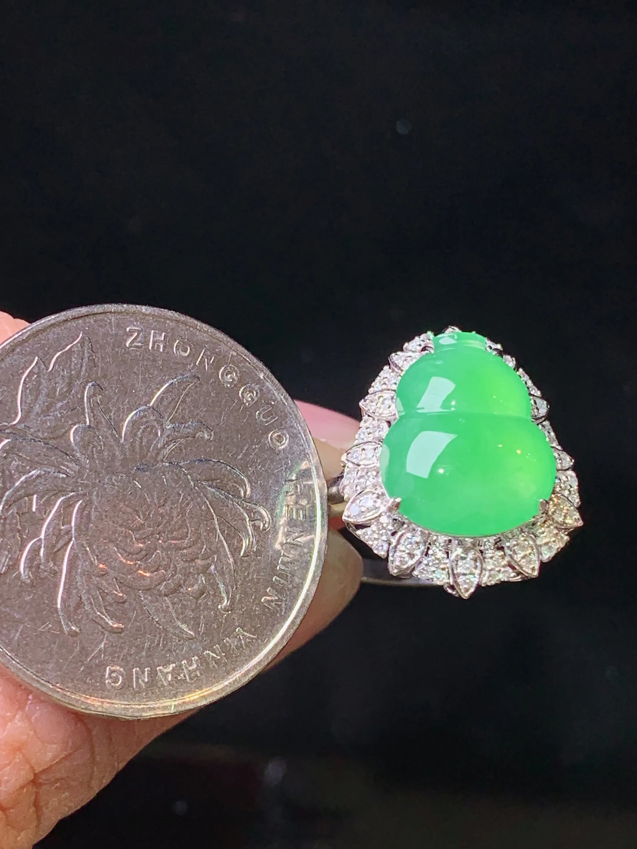 18k金钻镶嵌翠绿葫芦戒指 玉质细腻 色泽清新艳丽 整体尺寸18.2*14.3*9.2