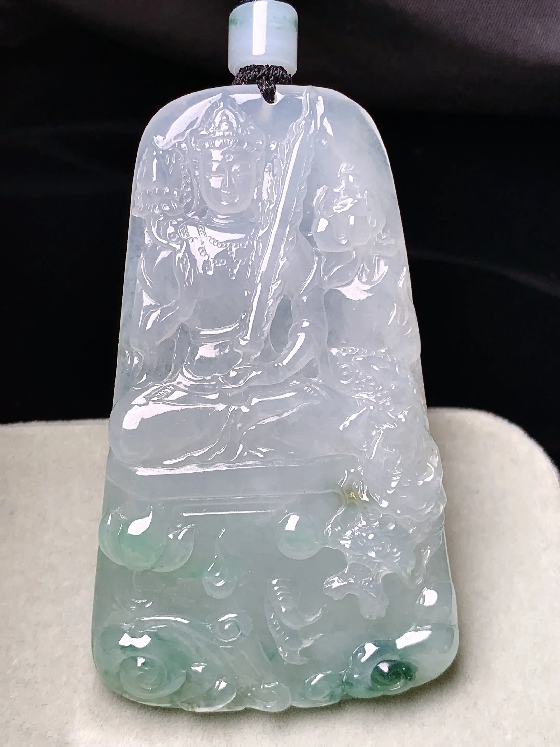 飘绿乘龙观音吊坠 玉质细腻 色泽清新艳丽 整体尺寸66.6*39.3*6.8