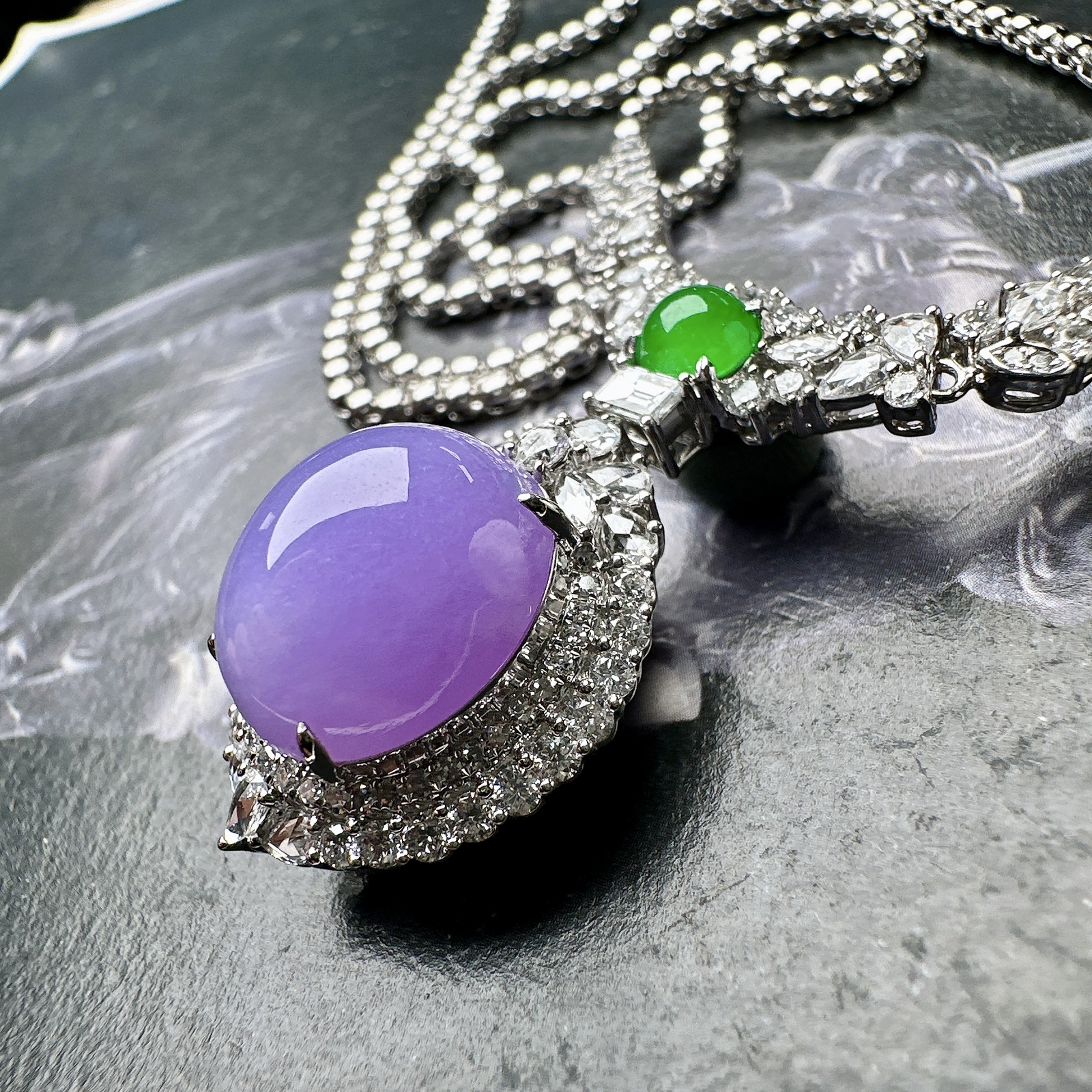 【冰种紫蛋面吊坠】质地细腻，饱满度很好，晶莹剔透，18k金钻镶嵌，裸石尺寸13.7*12.2*8毫米