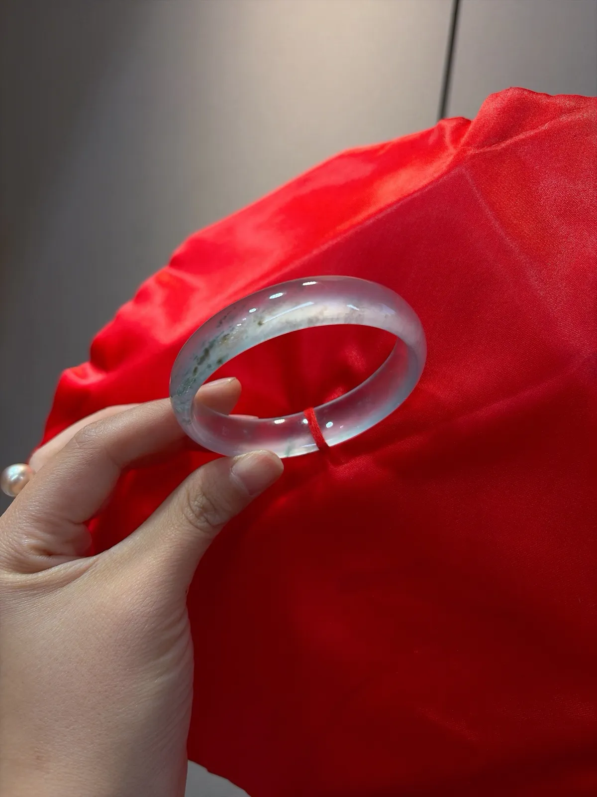 ｜57圈口
【王炸玻璃条大贵妃·飘花款】
“玻璃质感透字绝，荧光满满杠味足，飘花如墨绘清韵”
——暗夜精灵本灵，显贵又吸睛
规格【57/14.1/6.8】