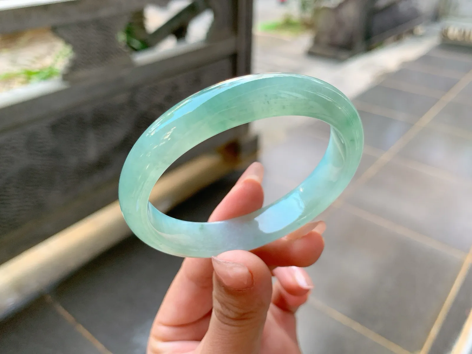 ️｜54圈口
冰晴贵妃手镯，种老冰透清新自然，微微飘点碎花