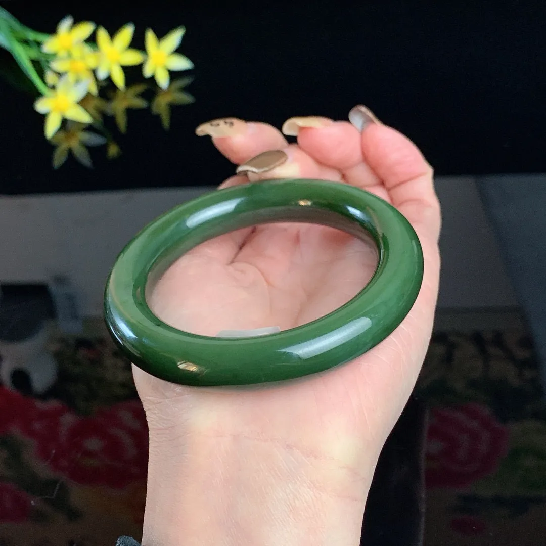 和田玉56.5圈口菠菜绿猫眼肥圆条碧玉手镯！玉质细腻油润 底色纯净 无裂无棉 脂粉好，品质高