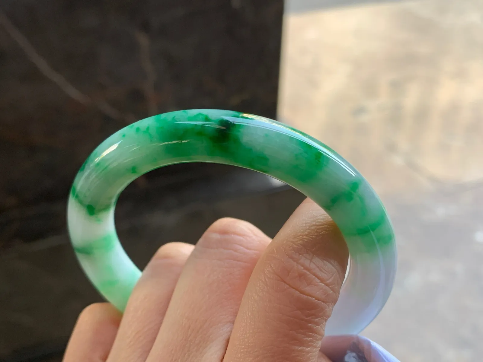 55.5-10.8

绿色圆条手镯^_^鲜艳 玉质温润