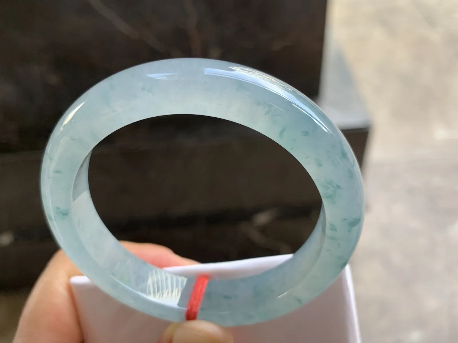 54.5-12.3-8.2mm
冰种飘花手镯 冰透光泽 水润蓝花